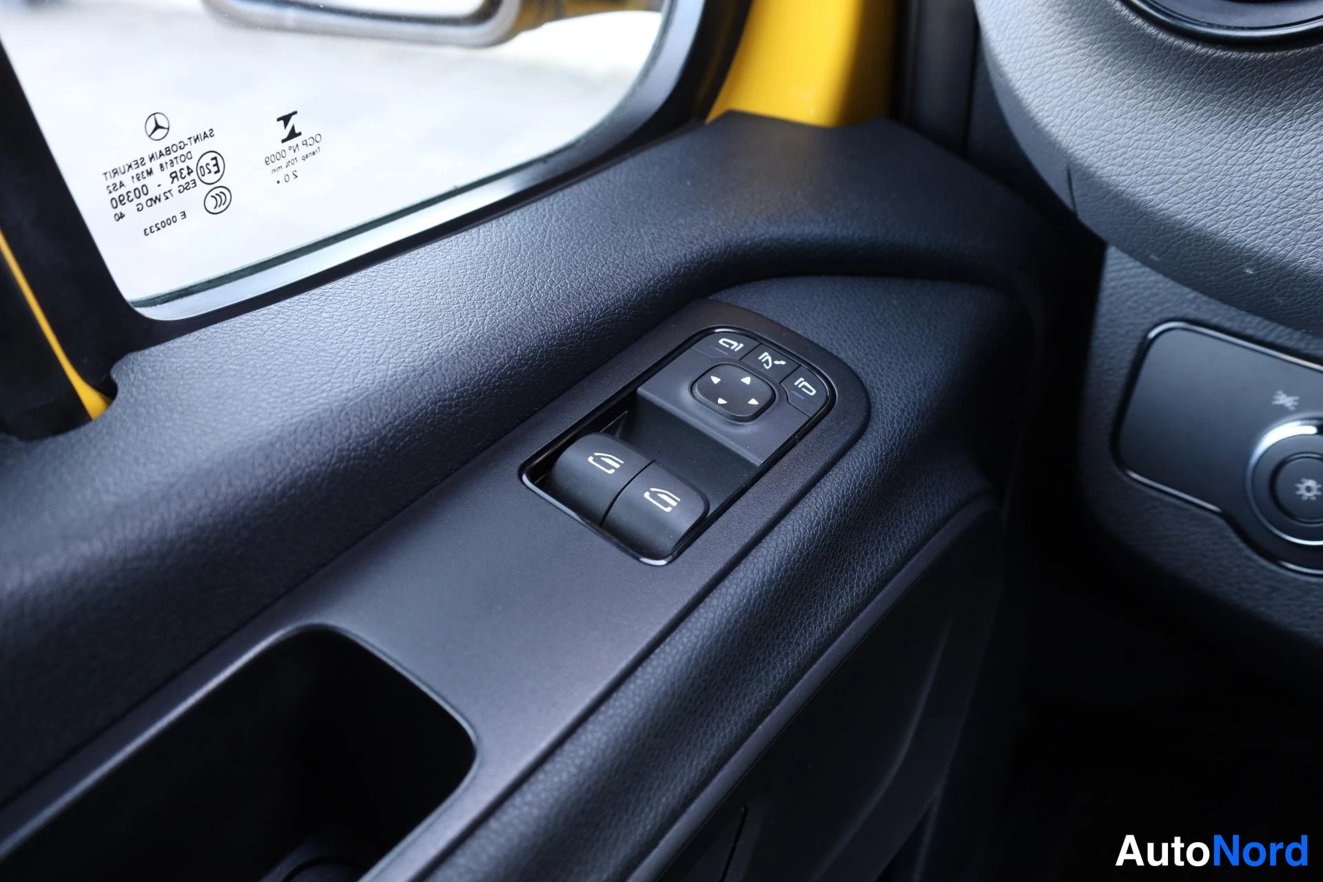 Keltainen Mercedes-Benz Sprinter 2021, yksityiskohta, kuva 26