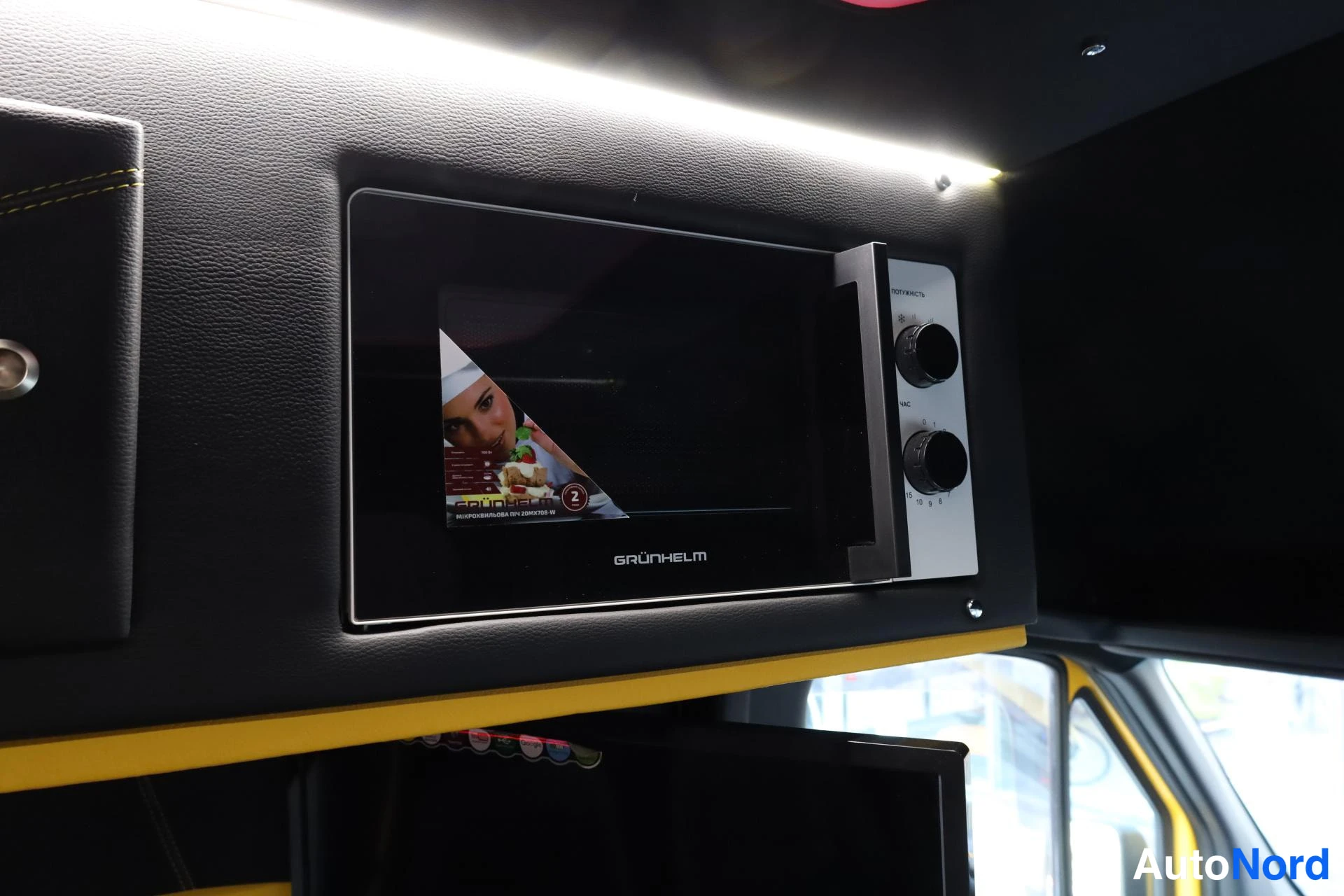Keltainen Mercedes-Benz Sprinter 2021, yksityiskohta, kuva 27