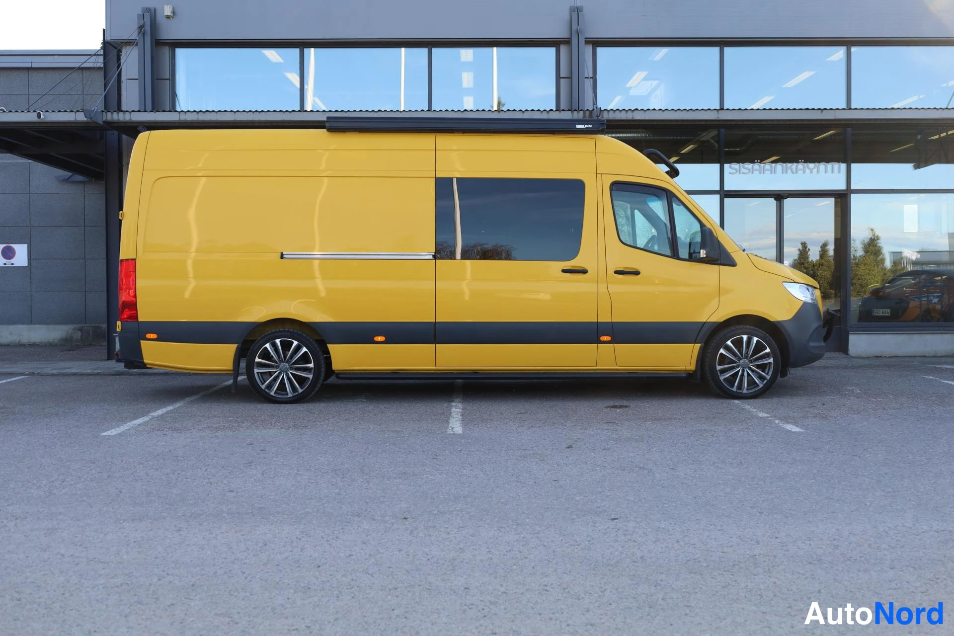 Keltainen Mercedes-Benz Sprinter 2021, etuviisto, keula oikealle, kuva 2