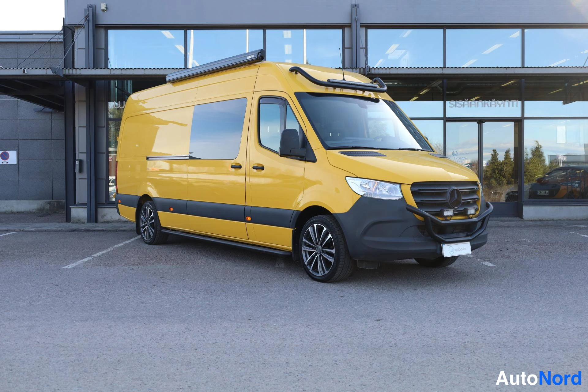 Keltainen Mercedes-Benz Sprinter 2021, etuviisto, keula oikealle, kuva 3