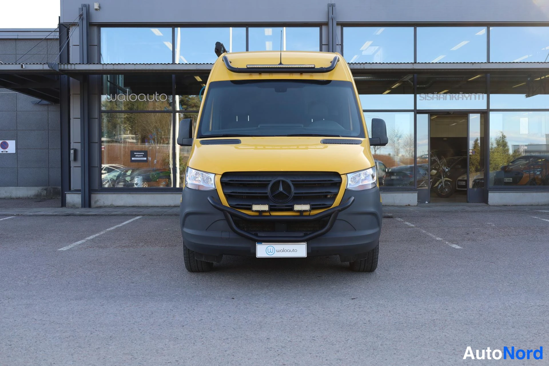 Keltainen Mercedes-Benz Sprinter 2021, edestä, kuva 4