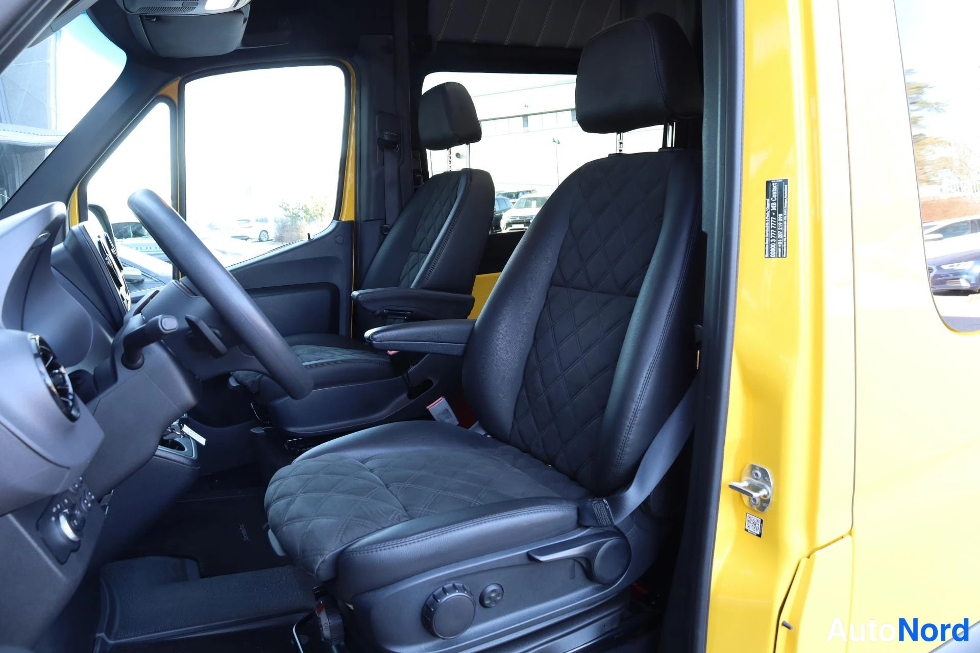 Keltainen Mercedes-Benz Sprinter 2021, etuistuimet, kuva 12
