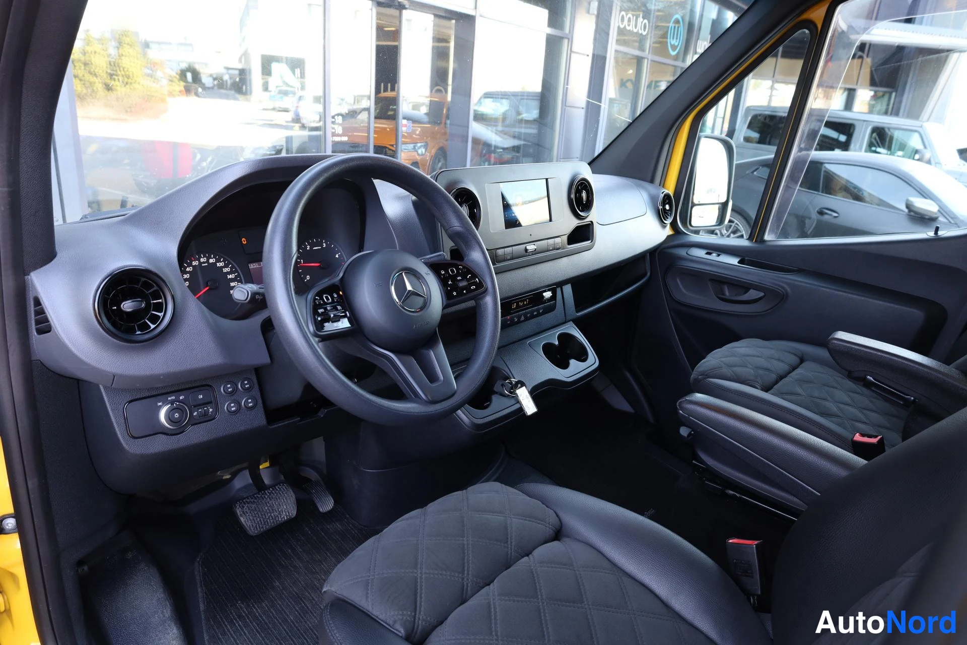 Keltainen Mercedes-Benz Sprinter 2021, ohjaamo, kuva 9
