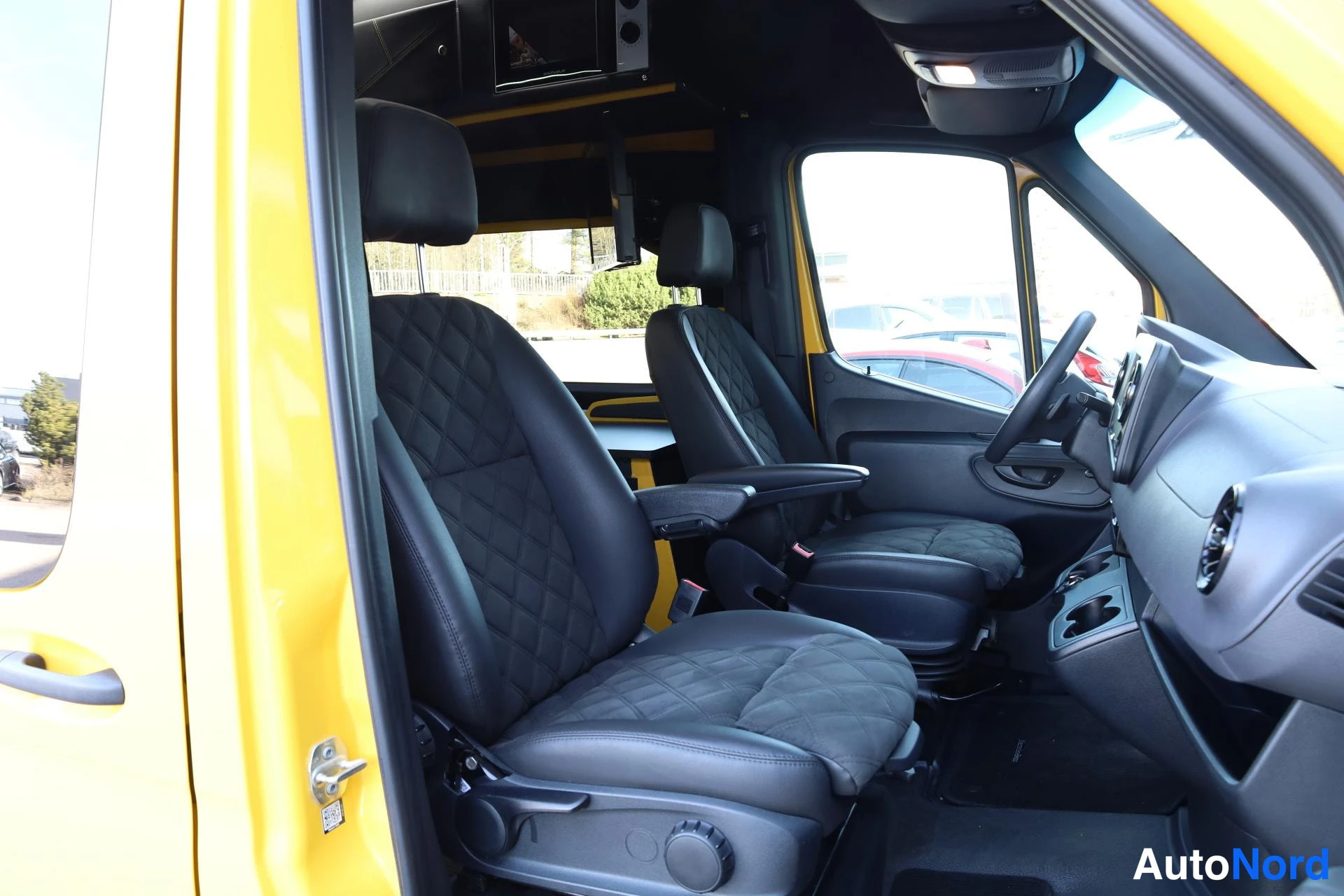 Keltainen Mercedes-Benz Sprinter 2021, etuistuimet, kuva 13