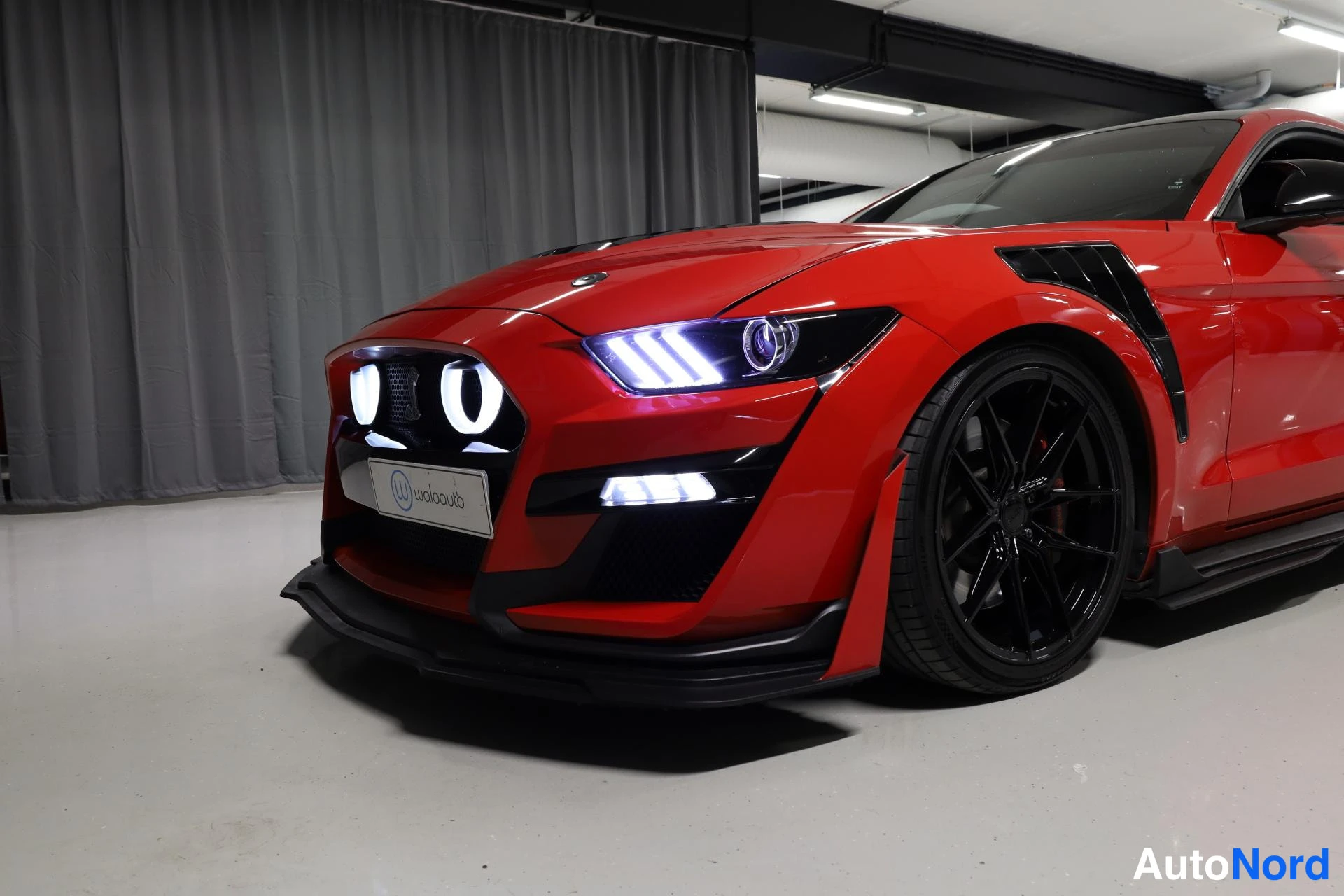 Punainen Ford Mustang 2016, etuviisto, keula vasemmalle, kuva 2