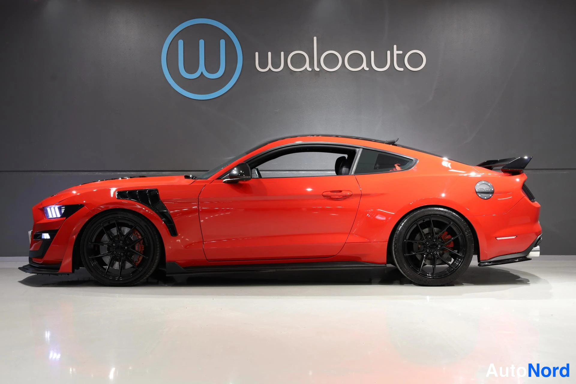 Punainen Ford Mustang 2016, sivulta, kuva 8