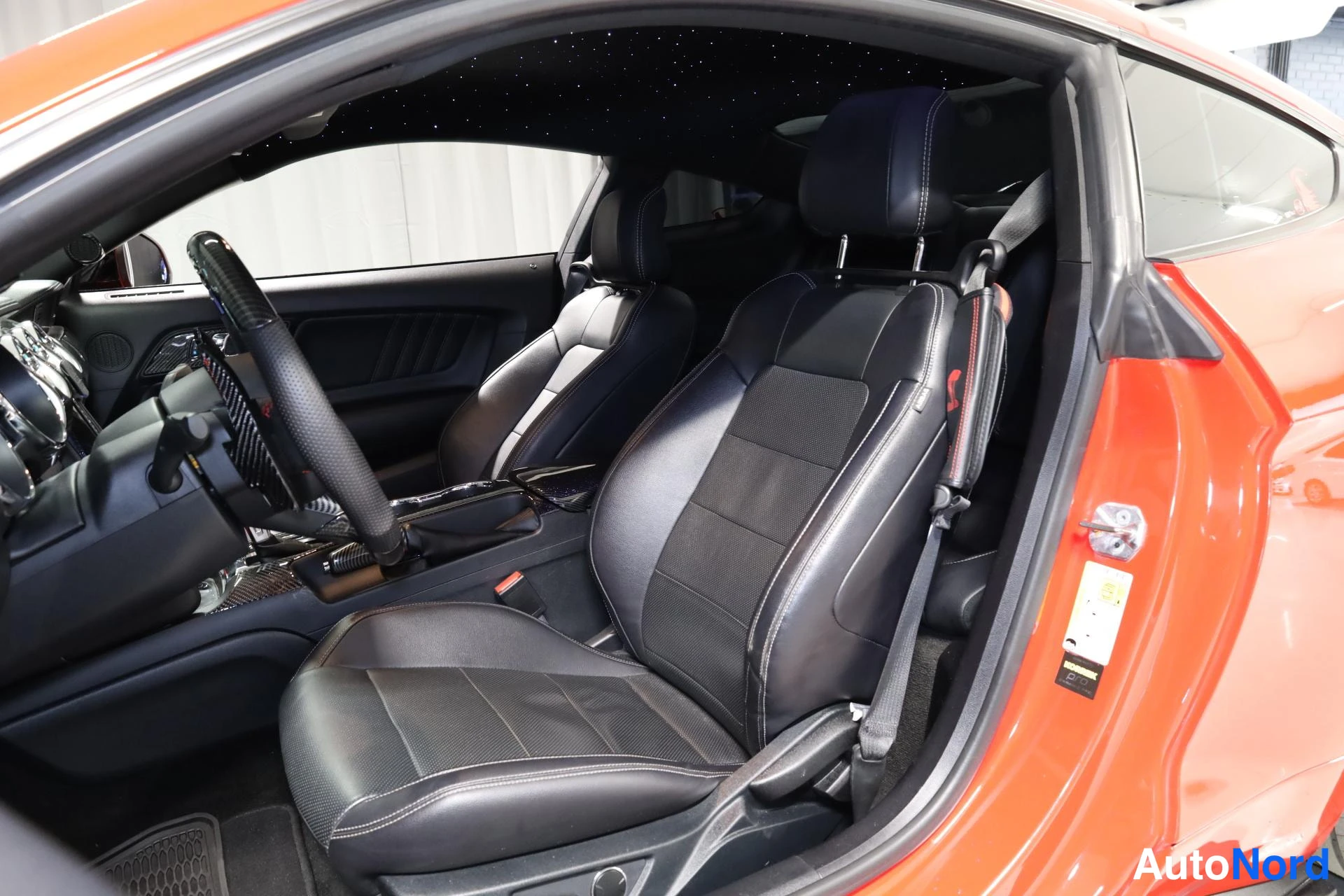 Punainen Ford Mustang 2016, etuistuimet, kuva 16