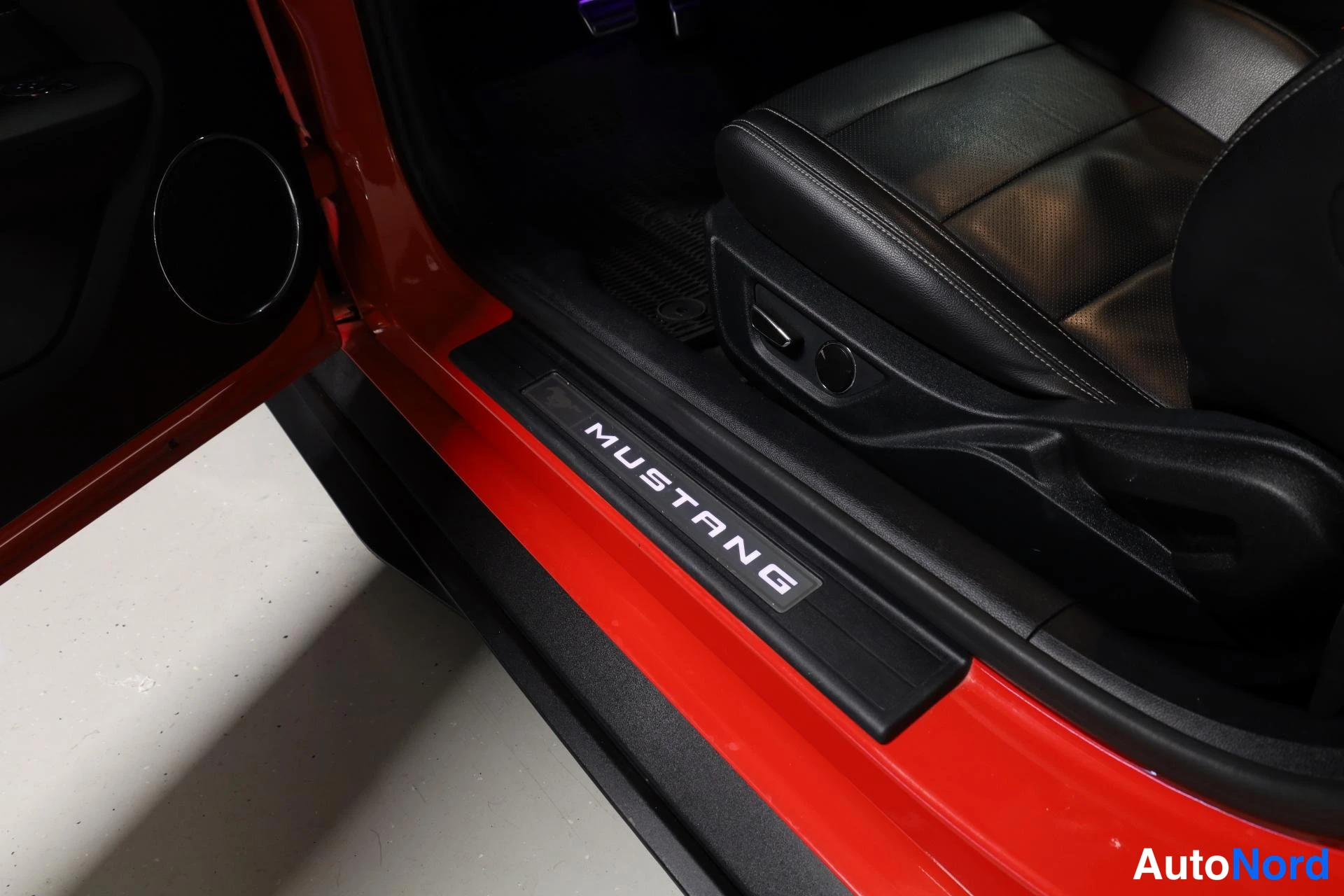 Punainen Ford Mustang 2016, yksityiskohta, kuva 20