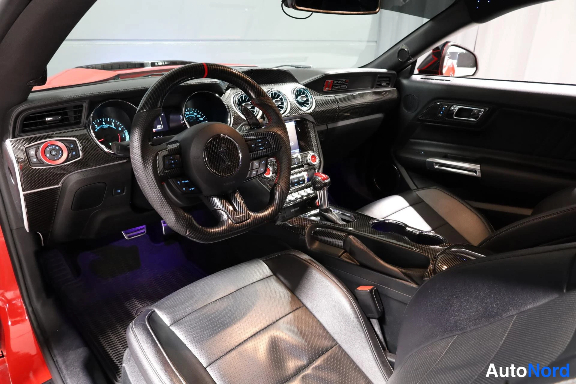 Punainen Ford Mustang 2016, ohjaamo, kuva 14