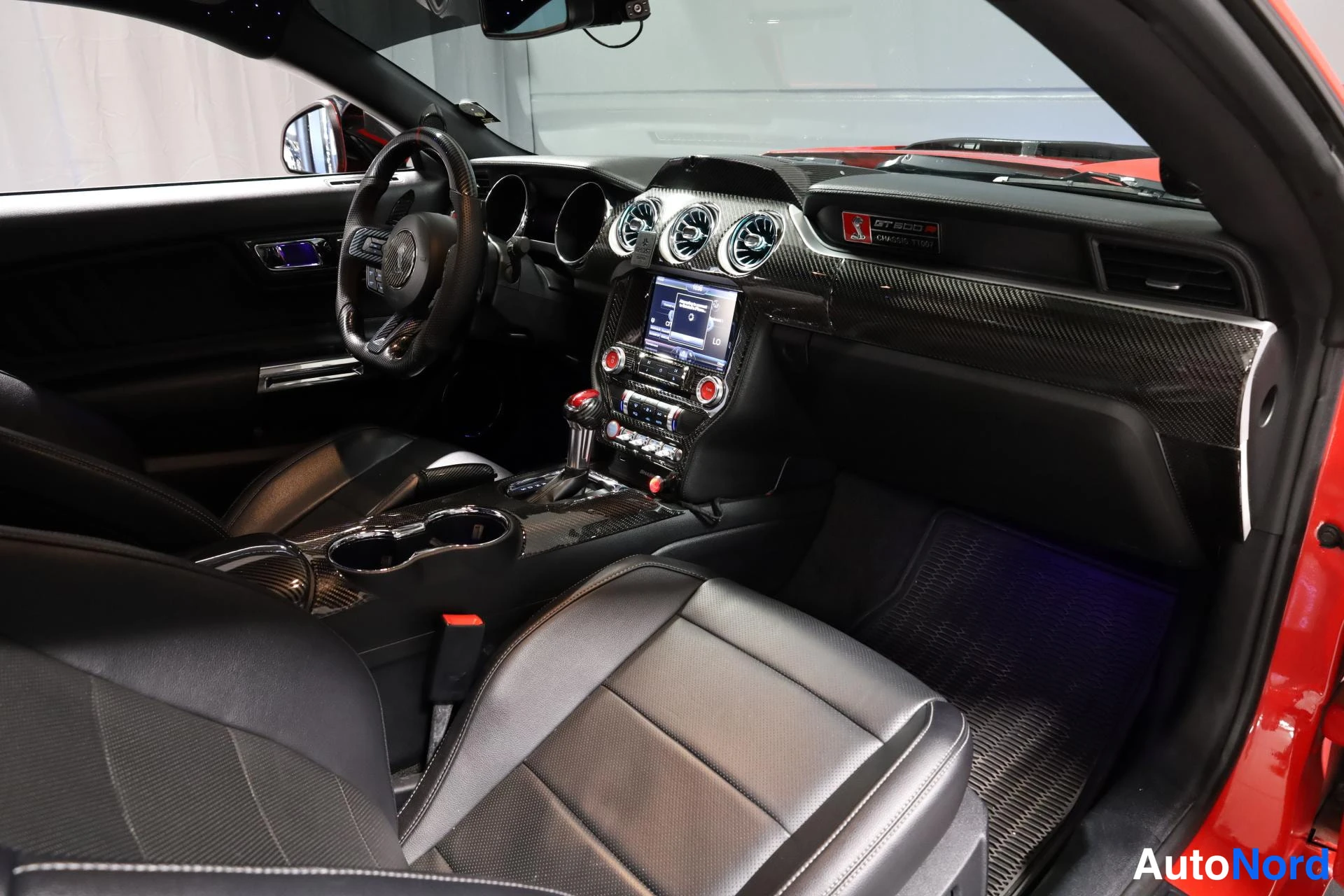 Punainen Ford Mustang 2016, ohjaamo, kuva 15