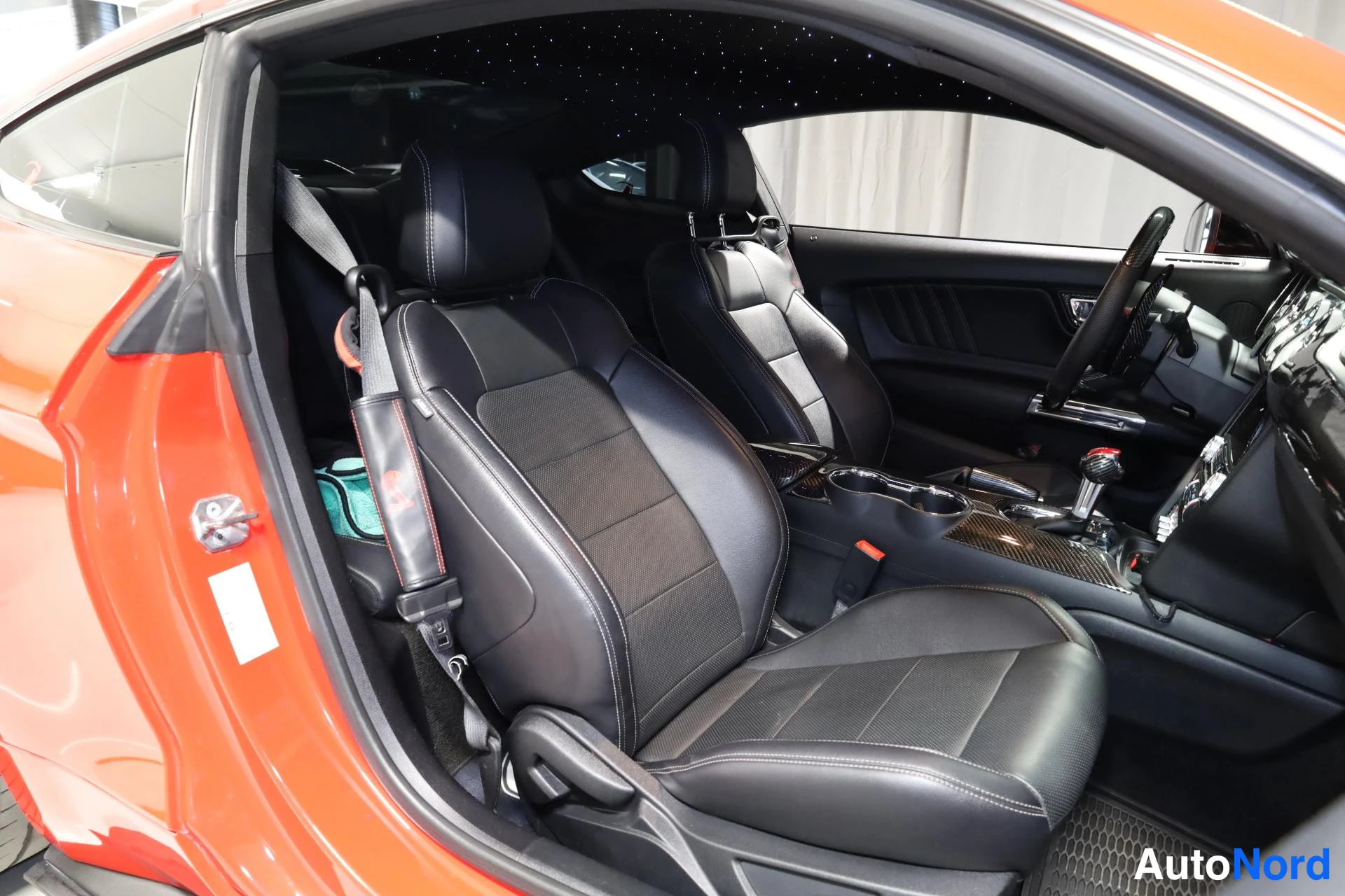Punainen Ford Mustang 2016, etuistuimet, kuva 17