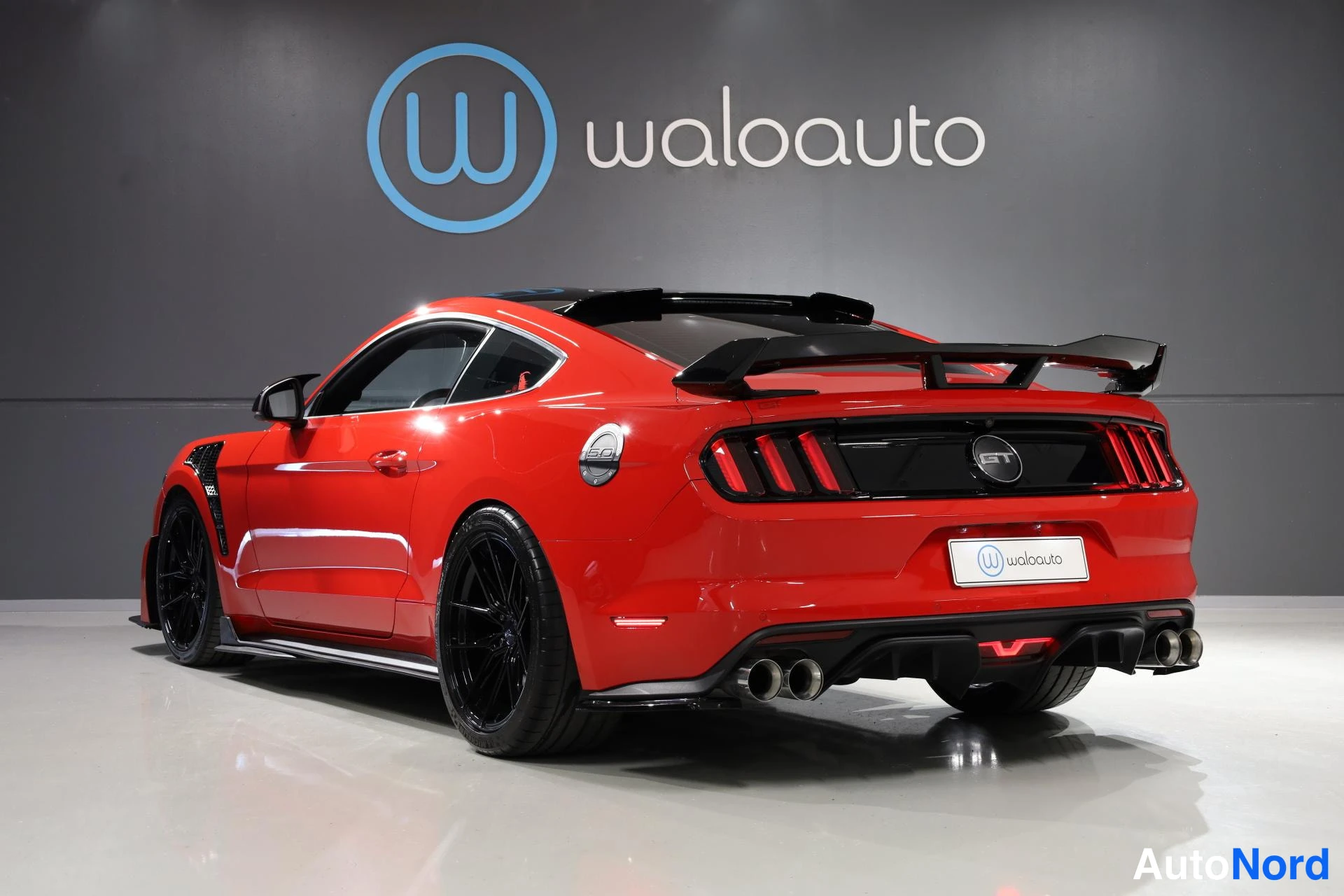 Punainen Ford Mustang 2016, takaviisto, kuva 10