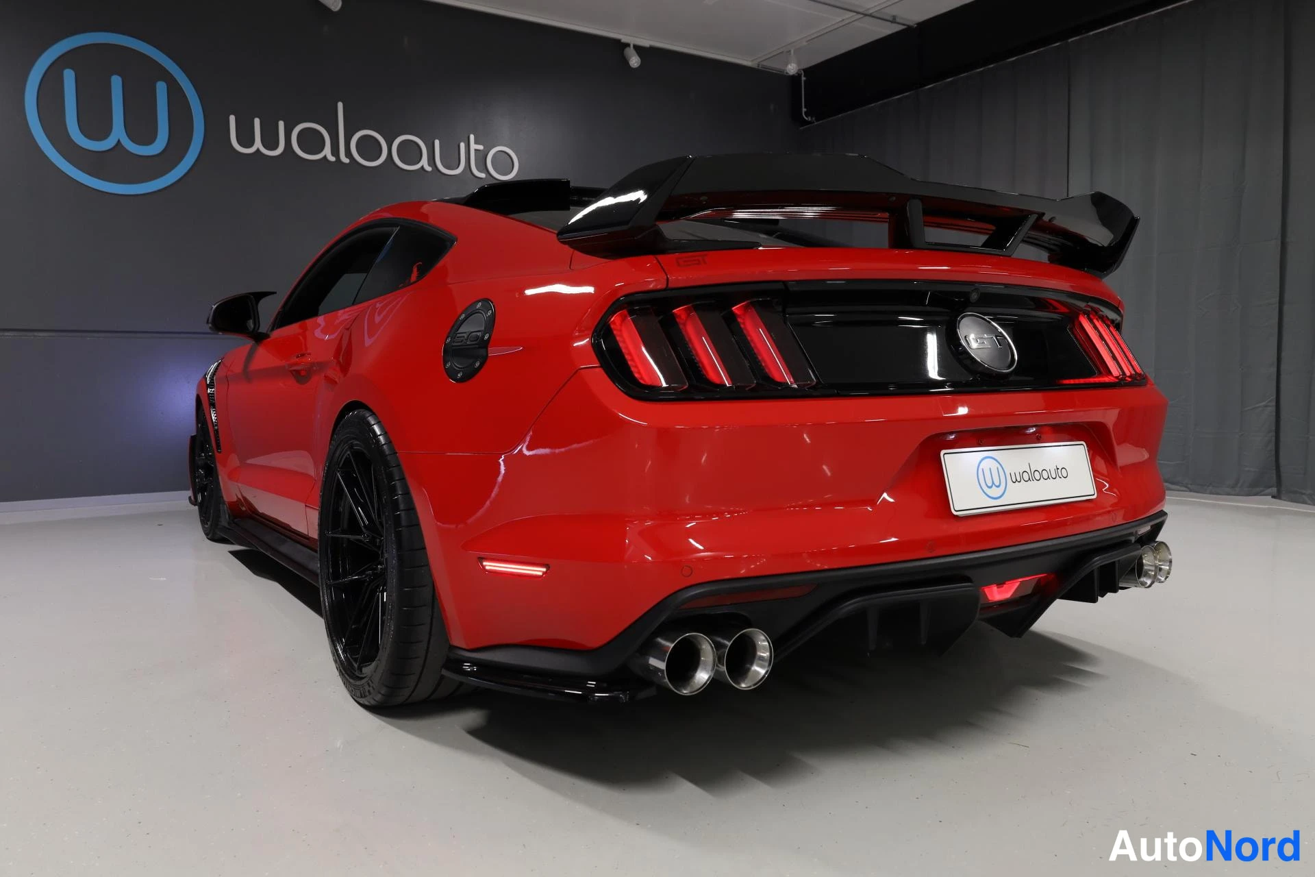 Punainen Ford Mustang 2016, takaviisto, kuva 11
