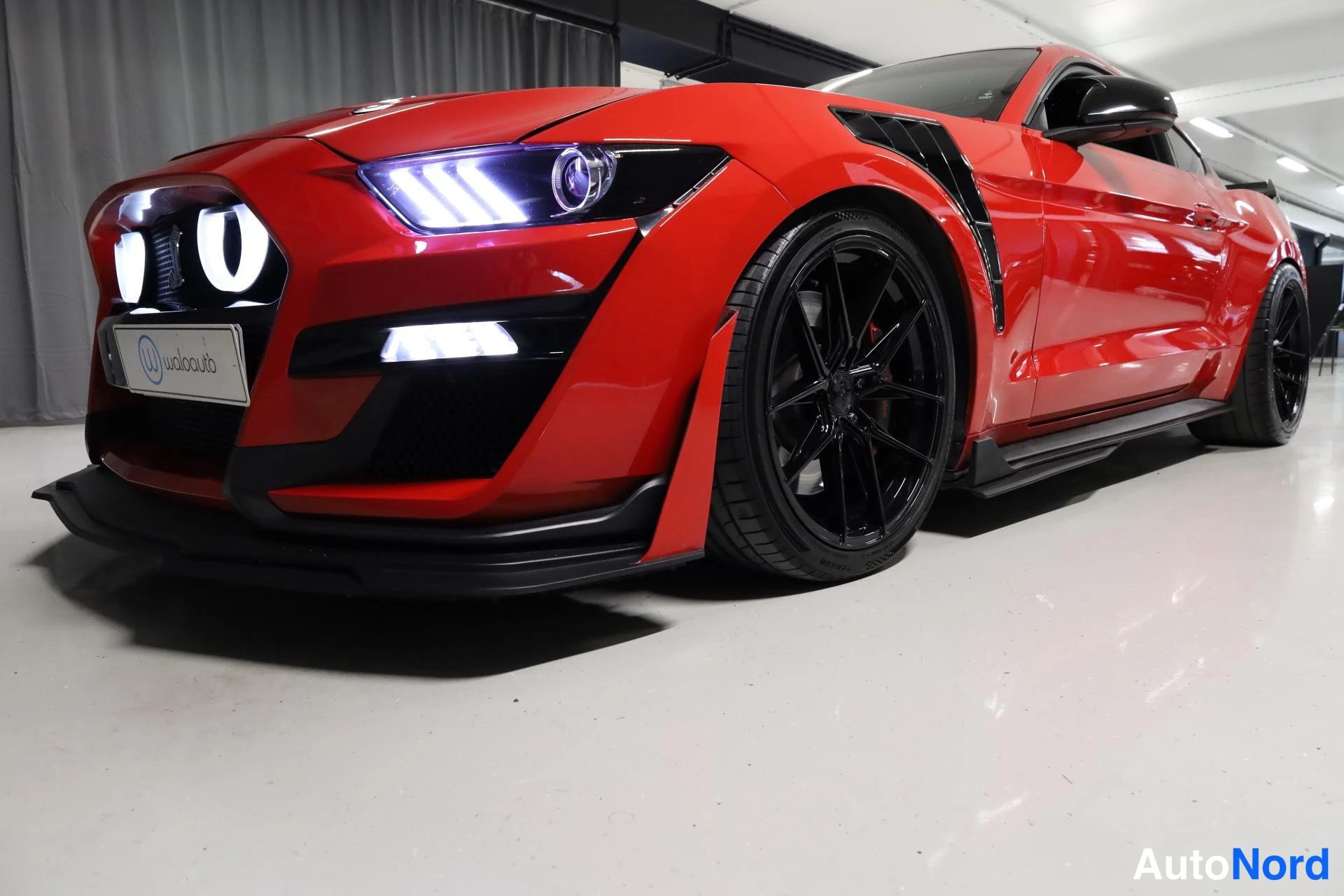 Punainen Ford Mustang 2016, etuviisto, keula vasemmalle, kuva 3