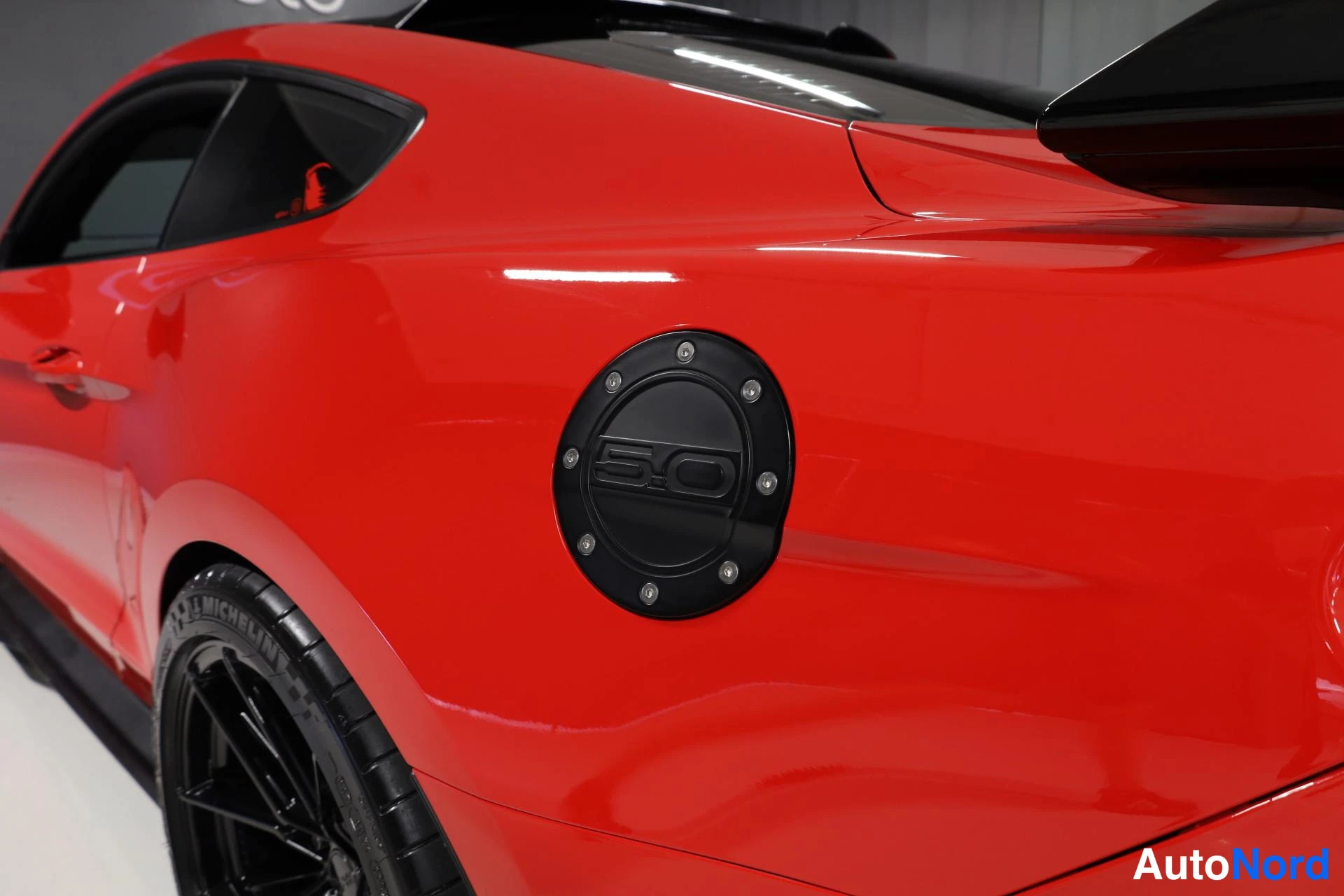 Punainen Ford Mustang 2016, yksityiskohta, kuva 19