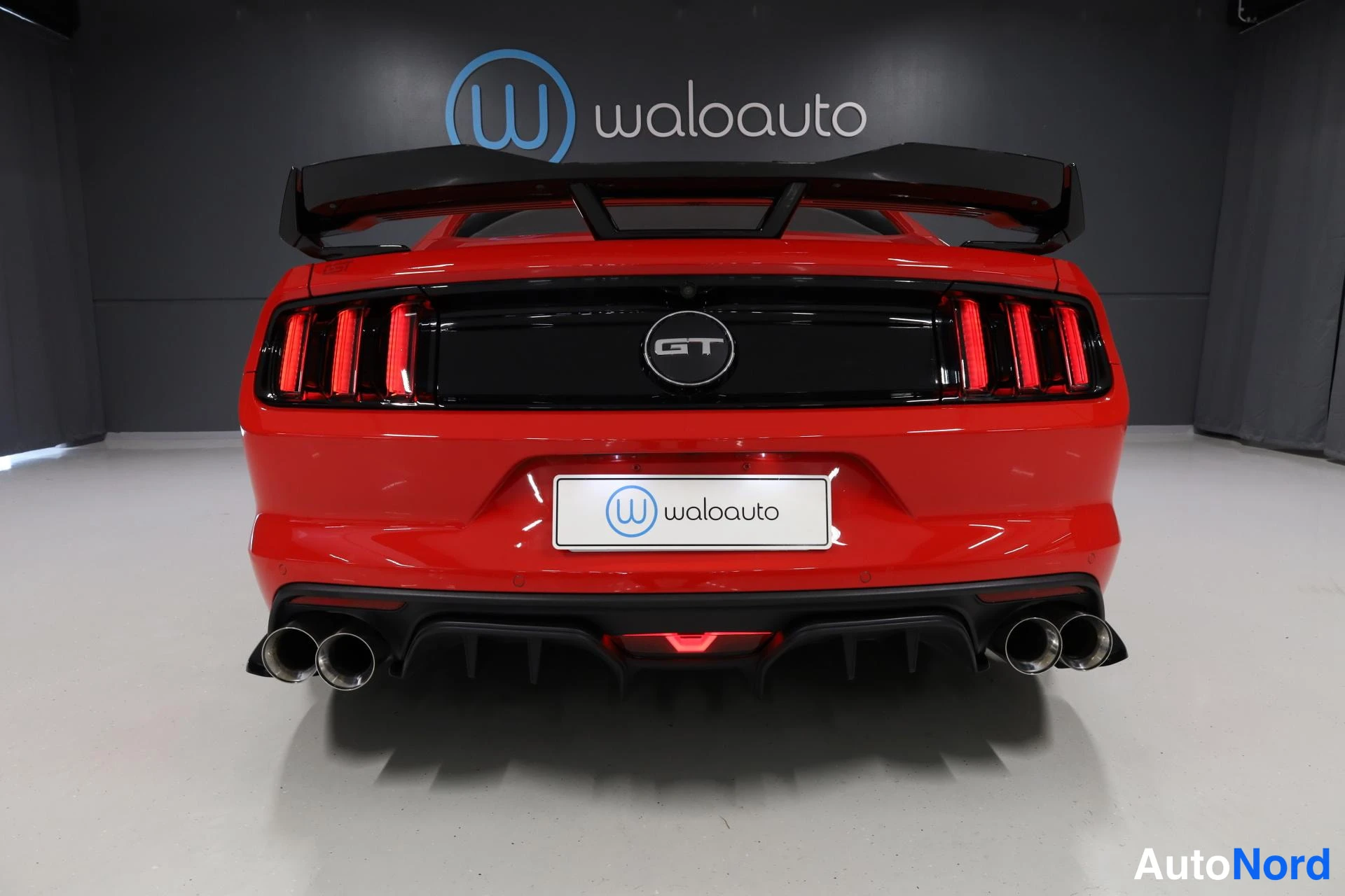 Punainen Ford Mustang 2016, takaa, kuva 13