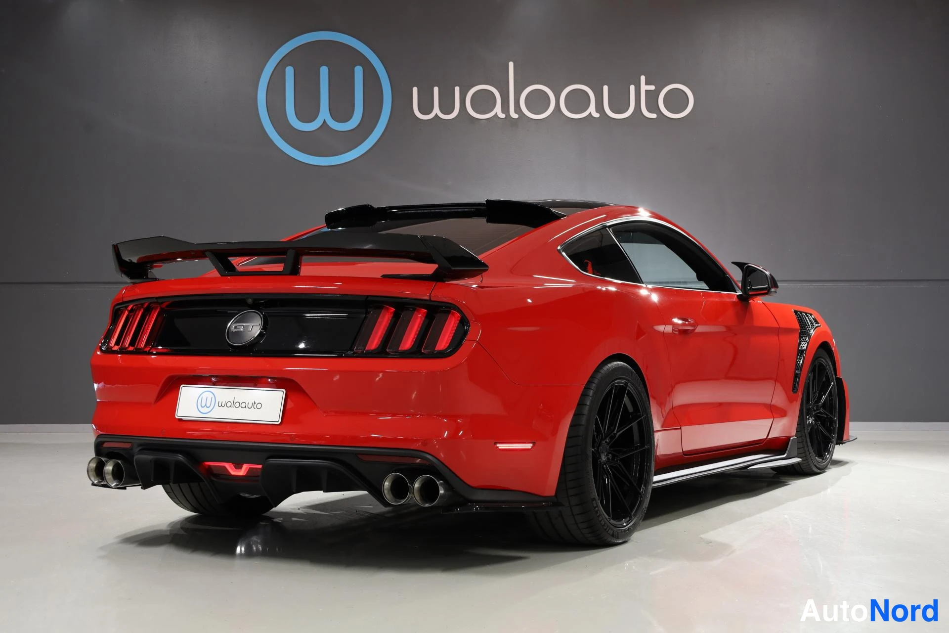 Punainen Ford Mustang 2016, takaviisto, kuva 9