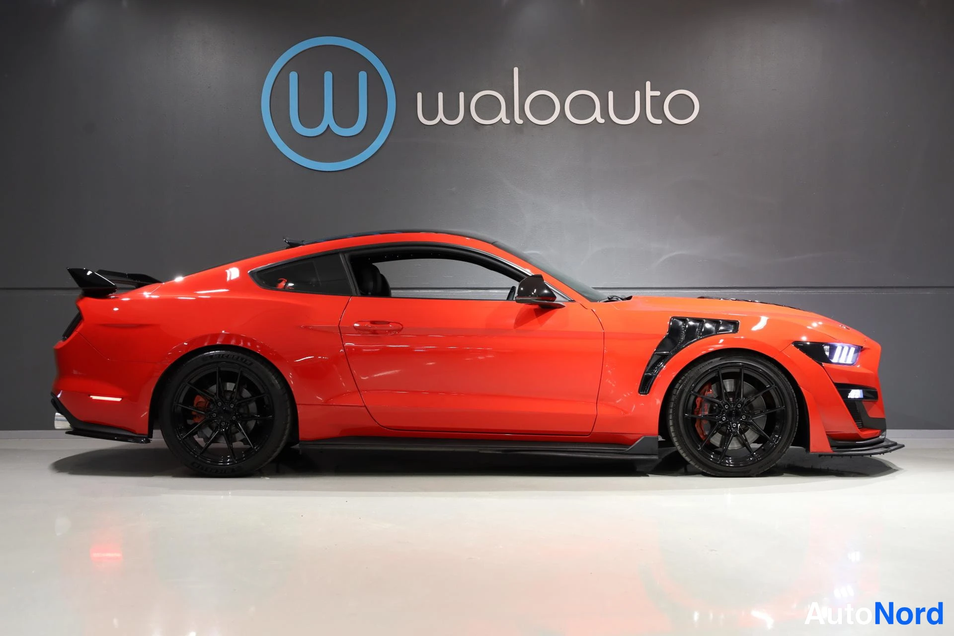 Punainen Ford Mustang 2016, etuviisto, keula oikealle, kuva 4