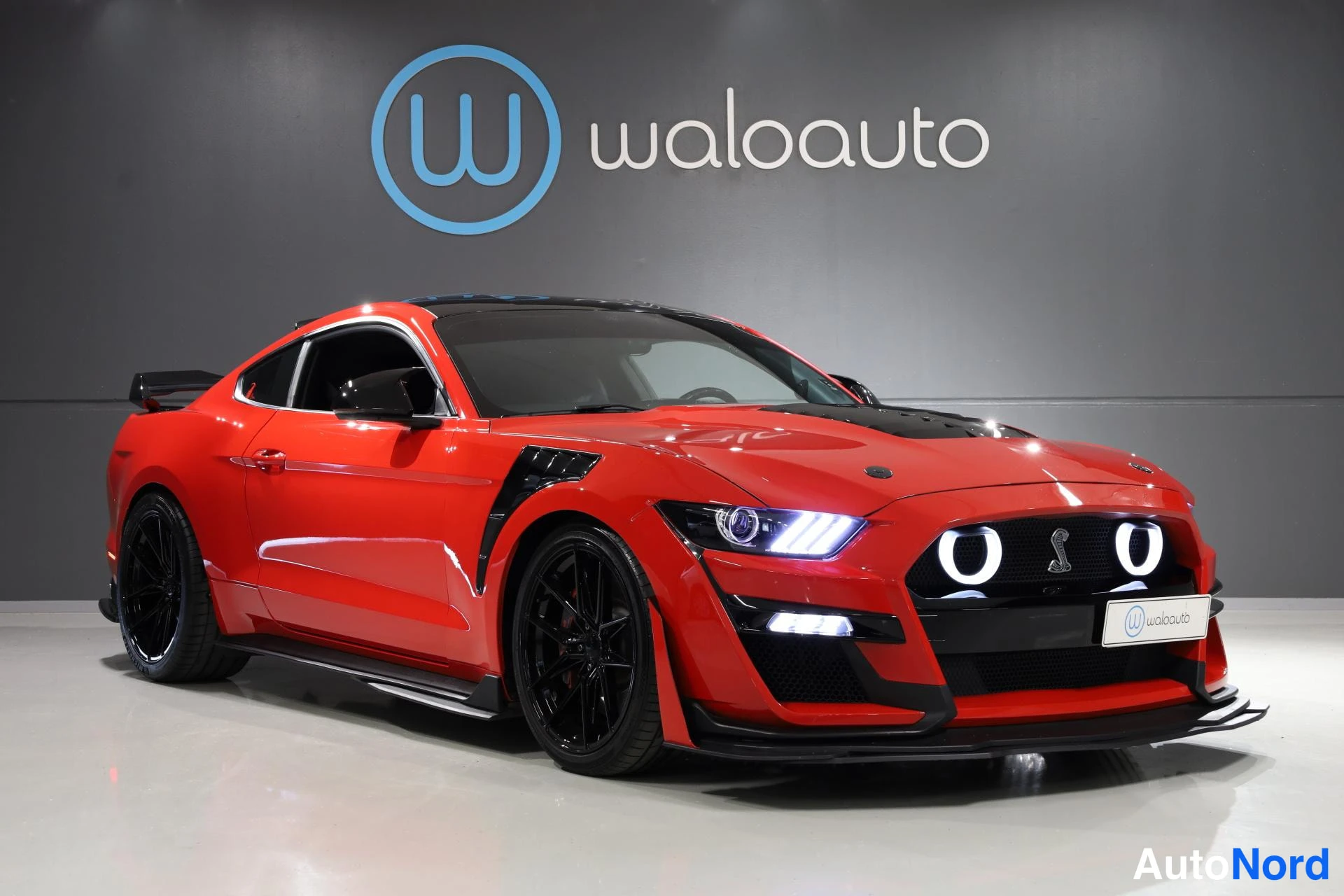 Punainen Ford Mustang 2016, etuviisto, keula oikealle, kuva 5