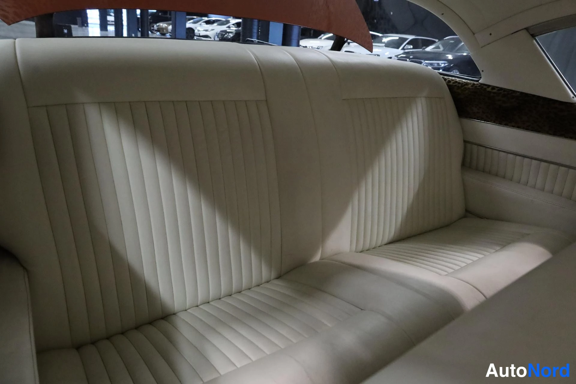 Punainen Buick Super 1958, takaistuimet, kuva 13