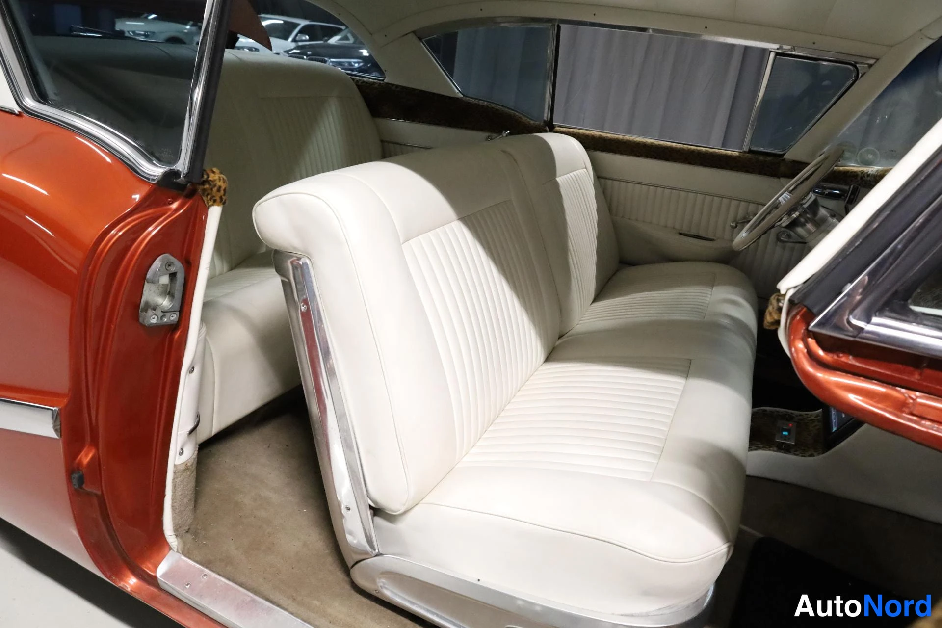Punainen Buick Super 1958, takaistuimet, kuva 14