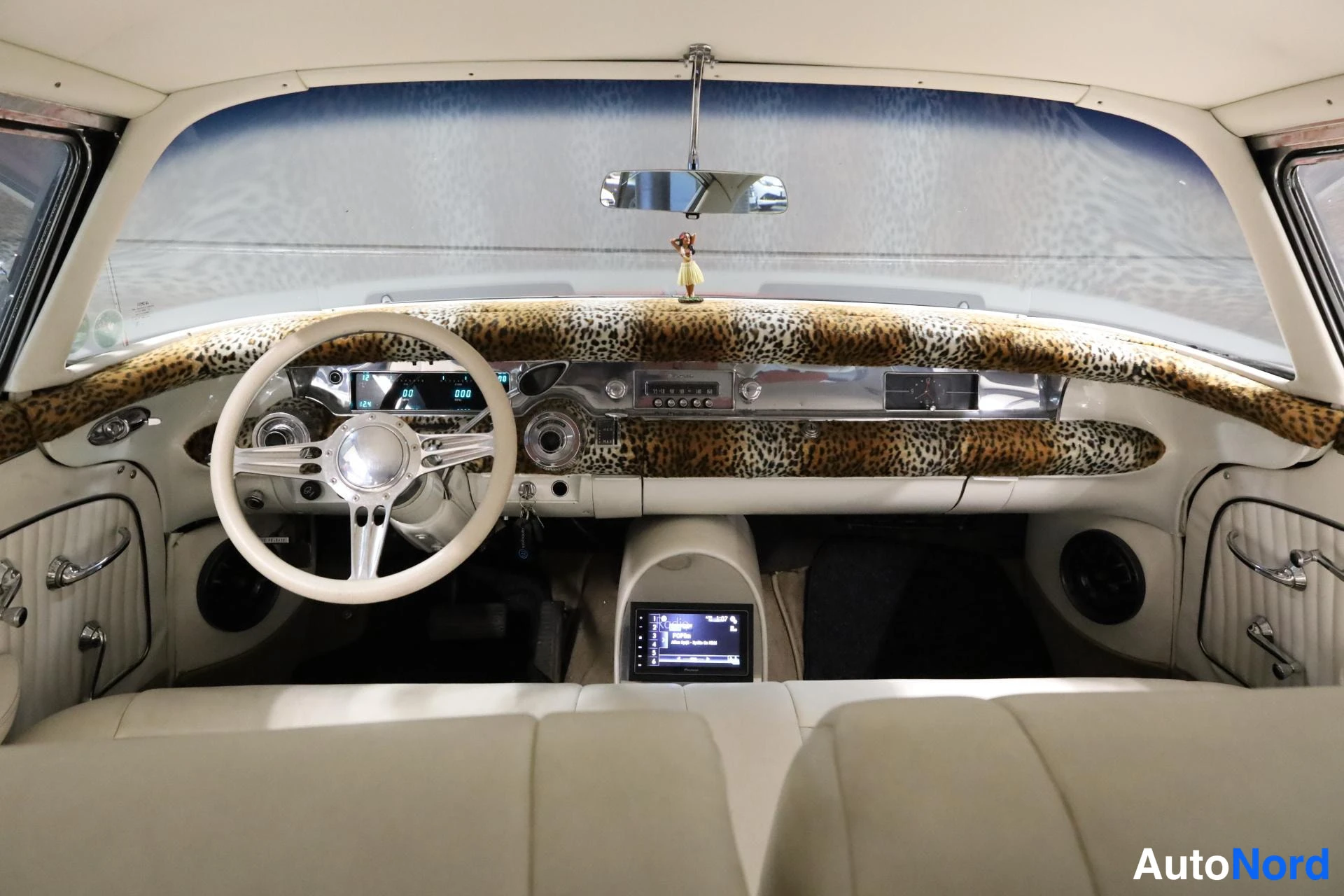 Punainen Buick Super 1958, ohjaamo, kuva 12