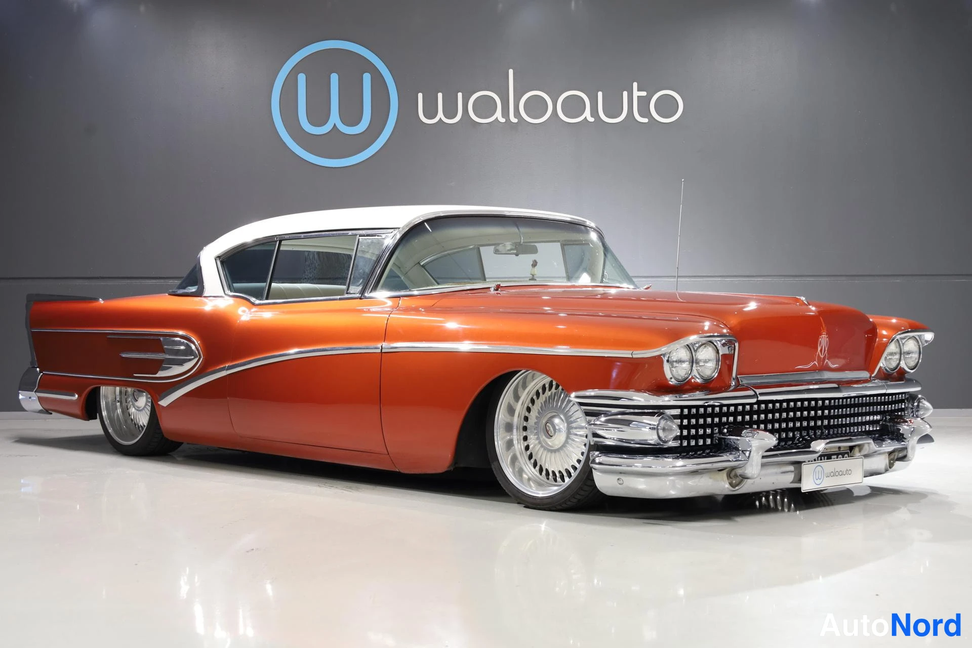 Punainen Buick Super 1958, etuviisto, keula oikealle, kuva 2