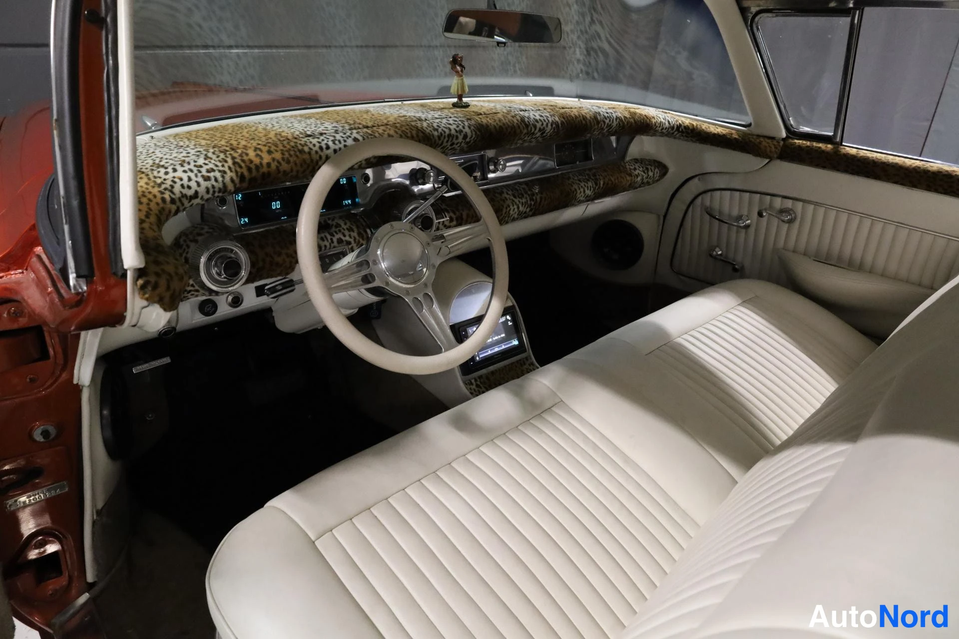 Punainen Buick Super 1958, ohjaamo, kuva 10