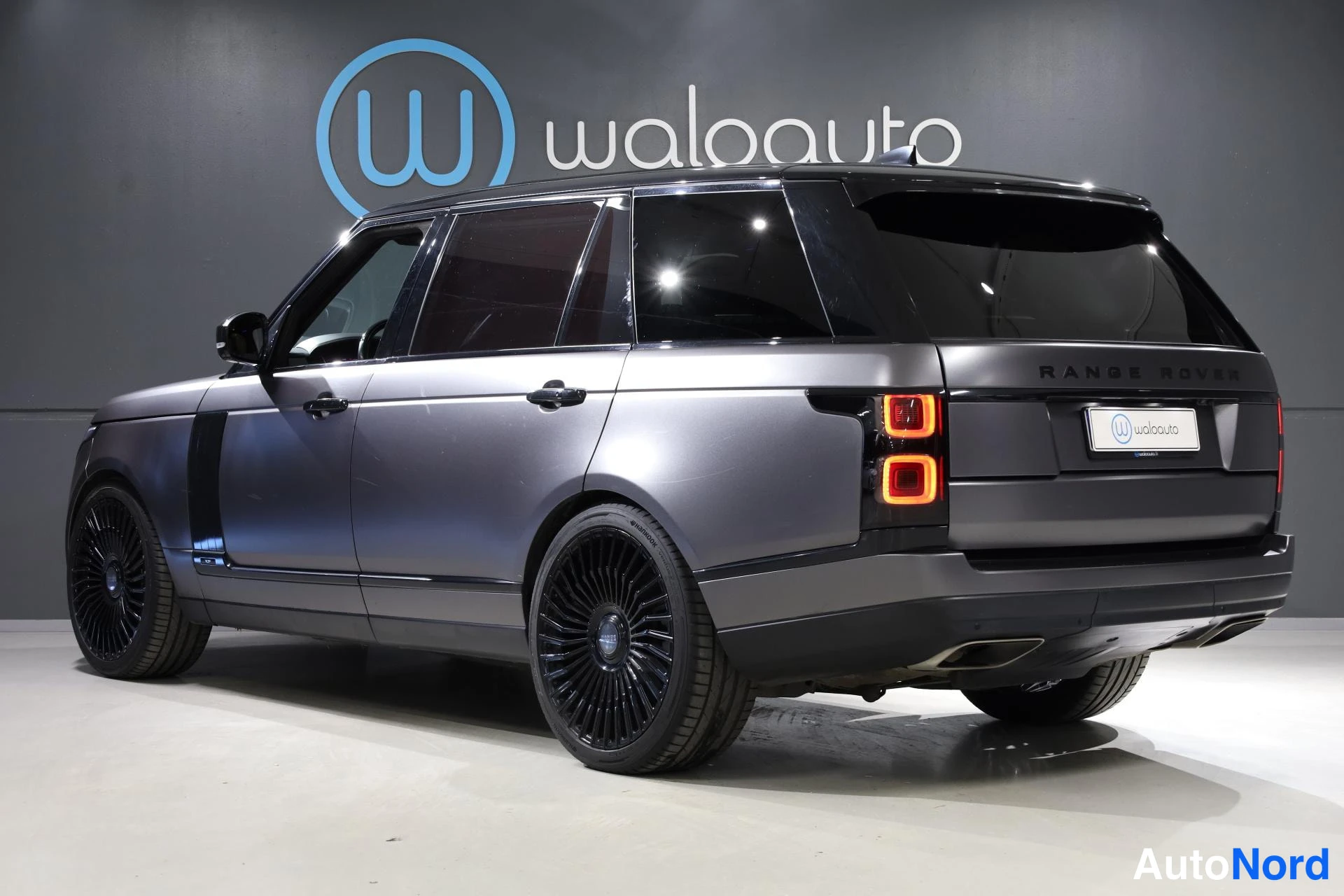 Musta Land Rover Range Rover 2019, takaviisto, kuva 6