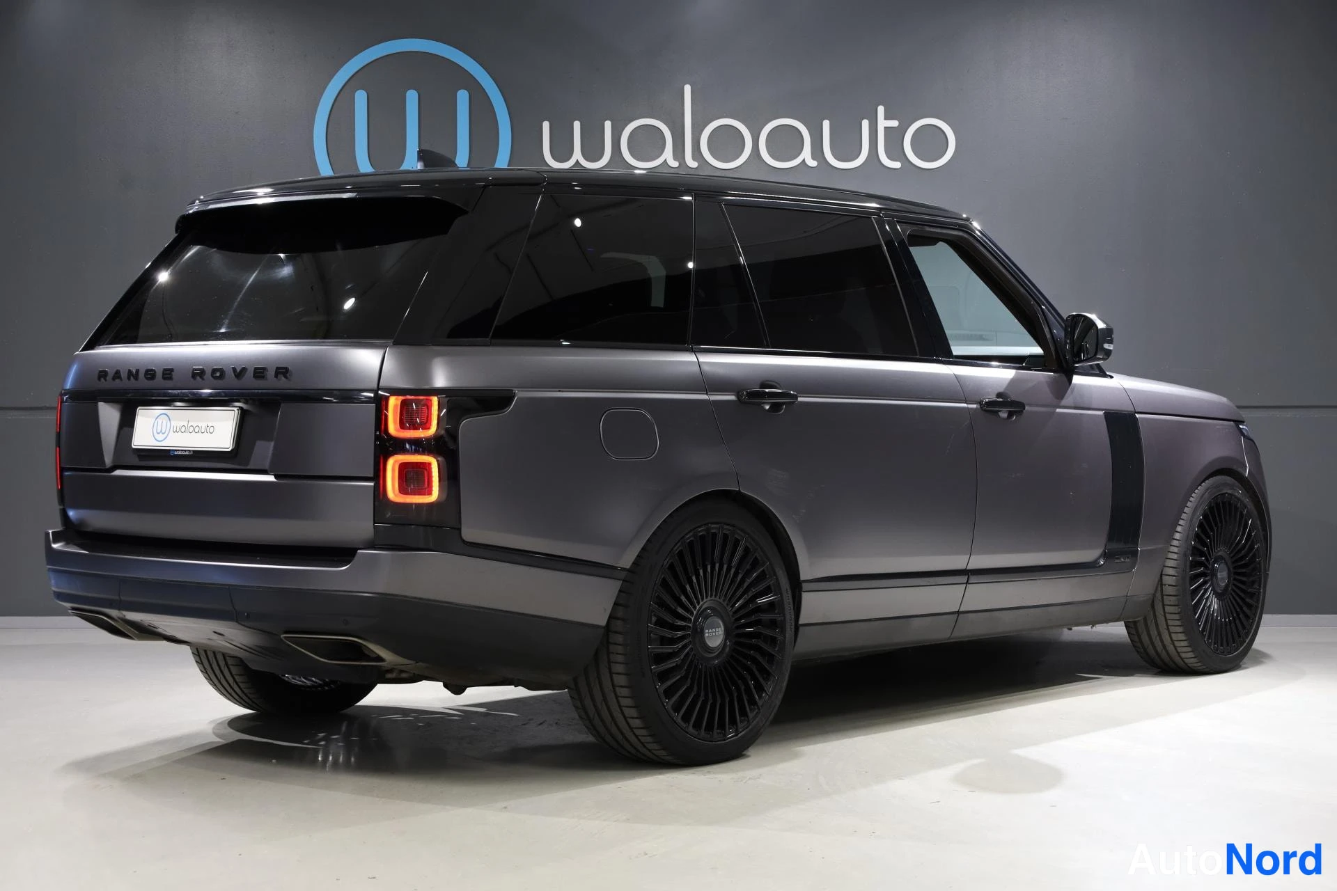 Musta Land Rover Range Rover 2019, takaviisto, kuva 7