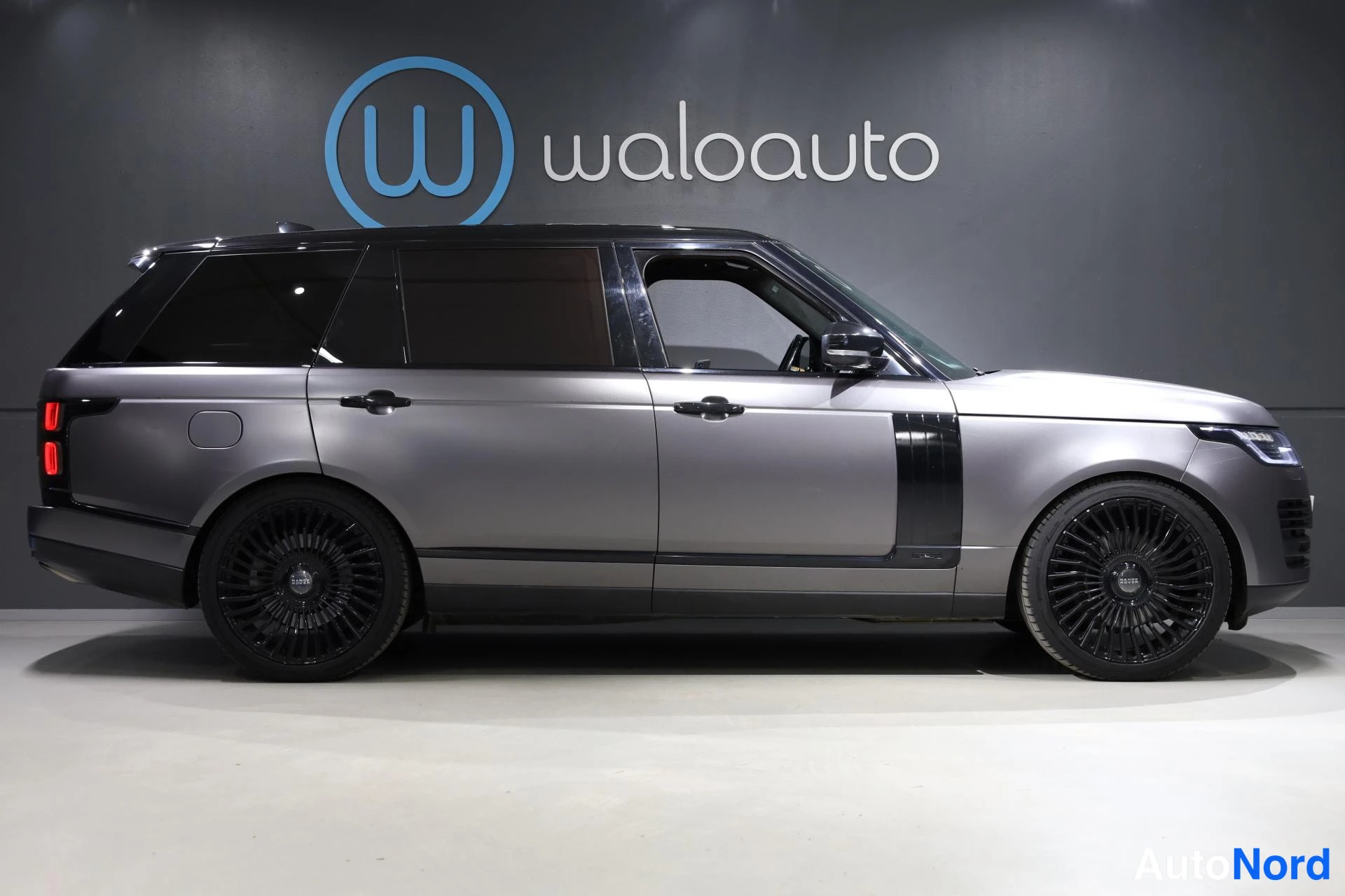 Musta Land Rover Range Rover 2019, etuviisto, keula oikealle, kuva 2