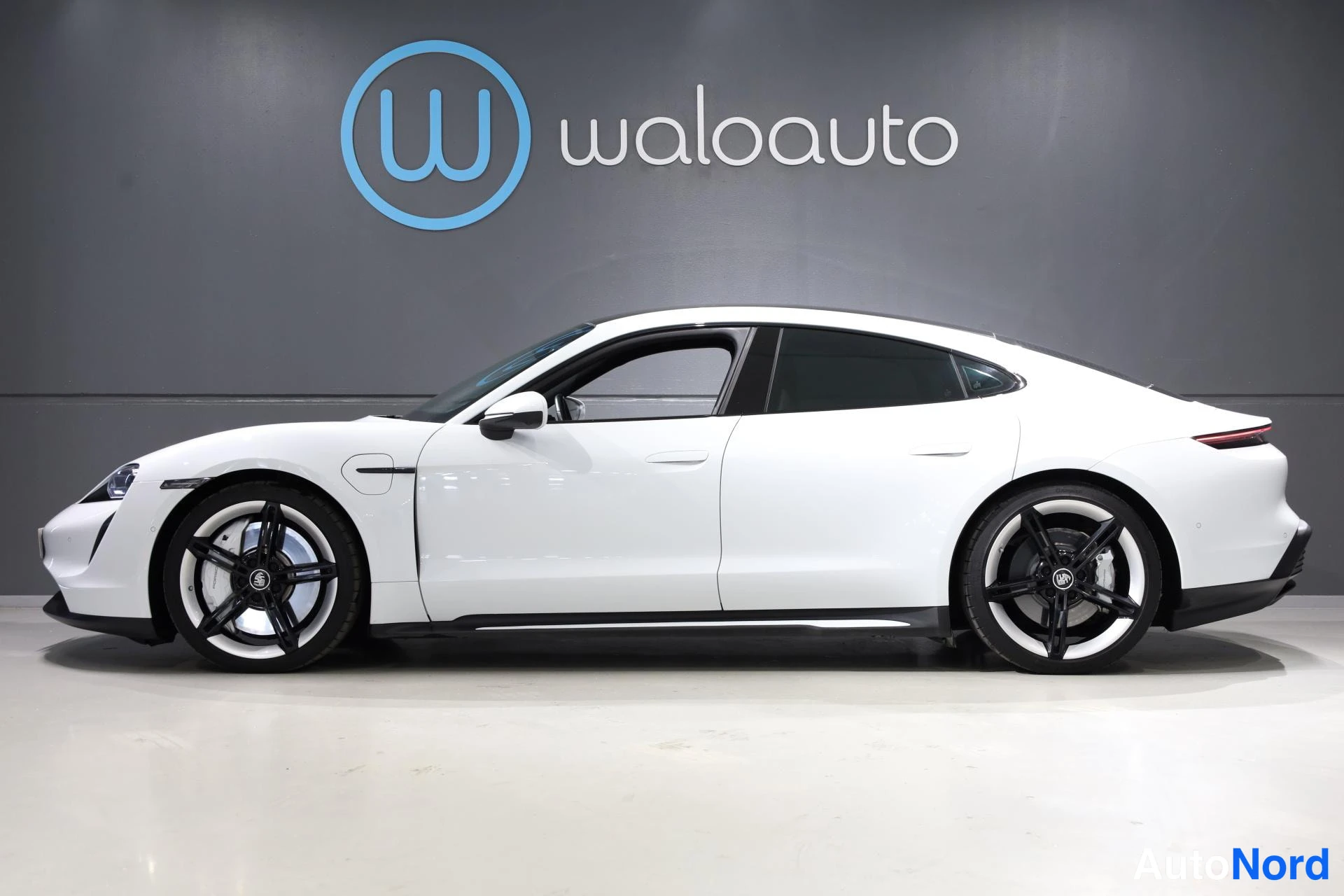 Valkoinen Porsche Taycan 2020, etuviisto, keula vasemmalle, kuva 2