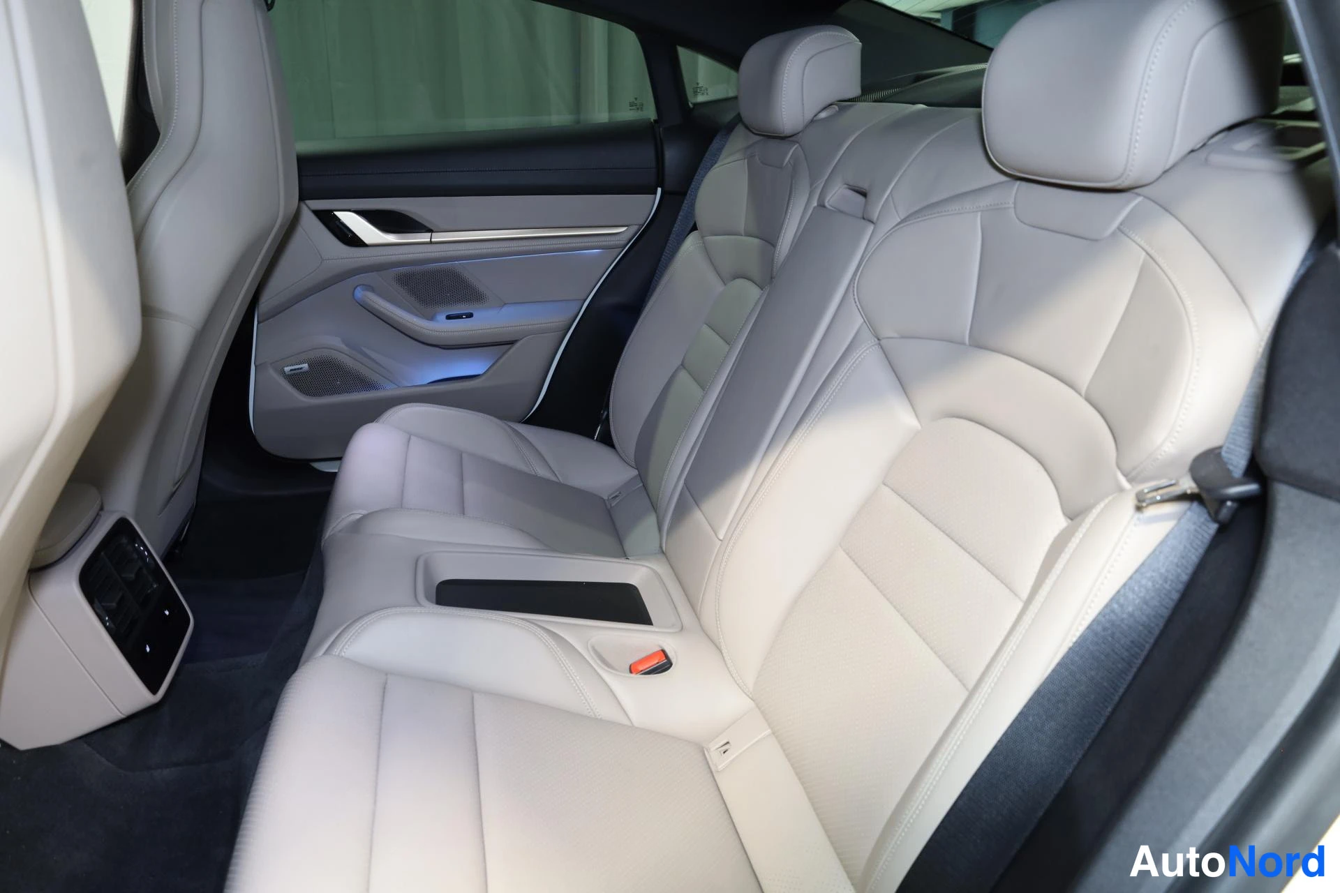 Valkoinen Porsche Taycan 2020, takaistuimet, kuva 20