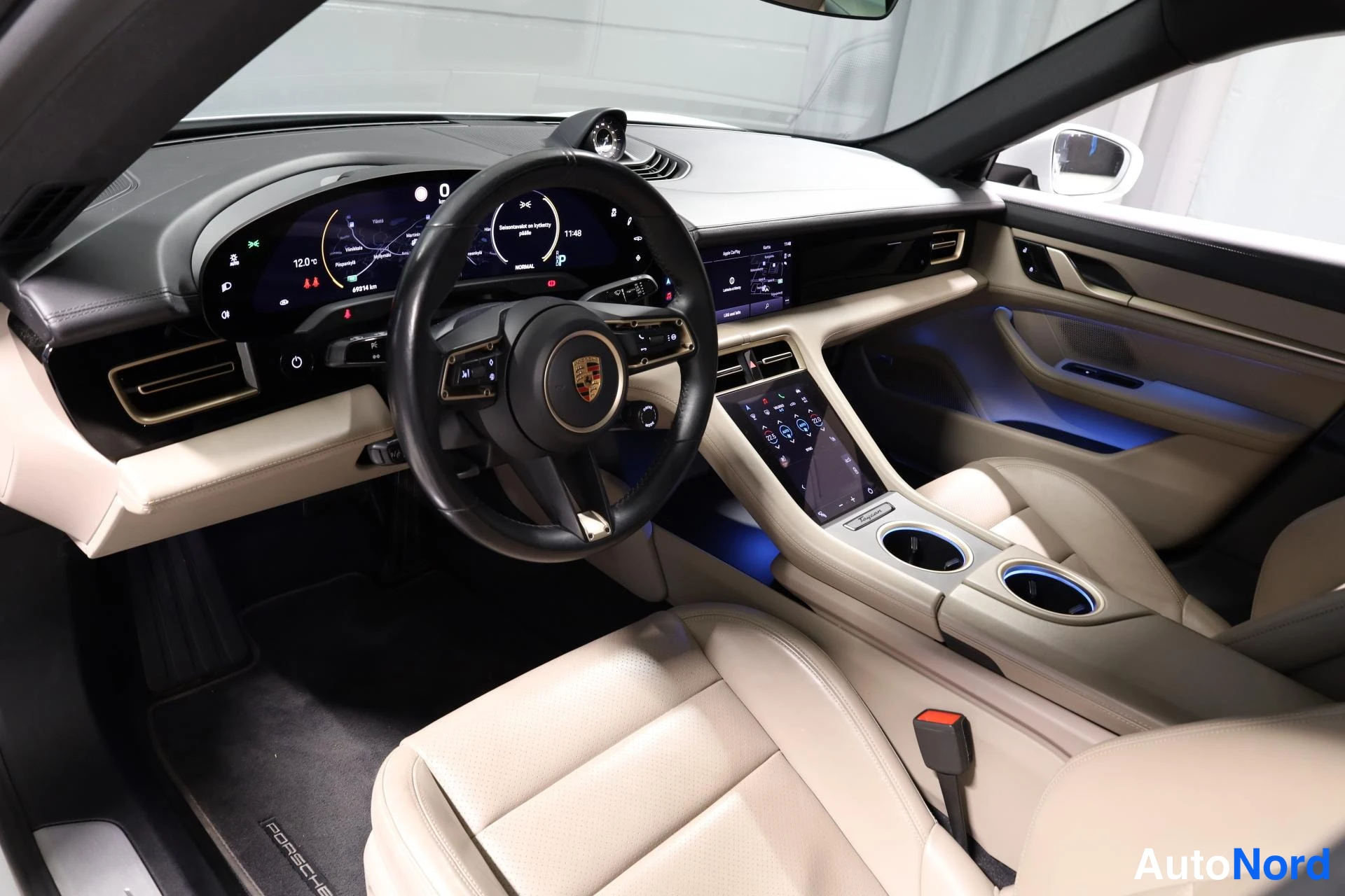 Valkoinen Porsche Taycan 2020, ohjaamo, kuva 10