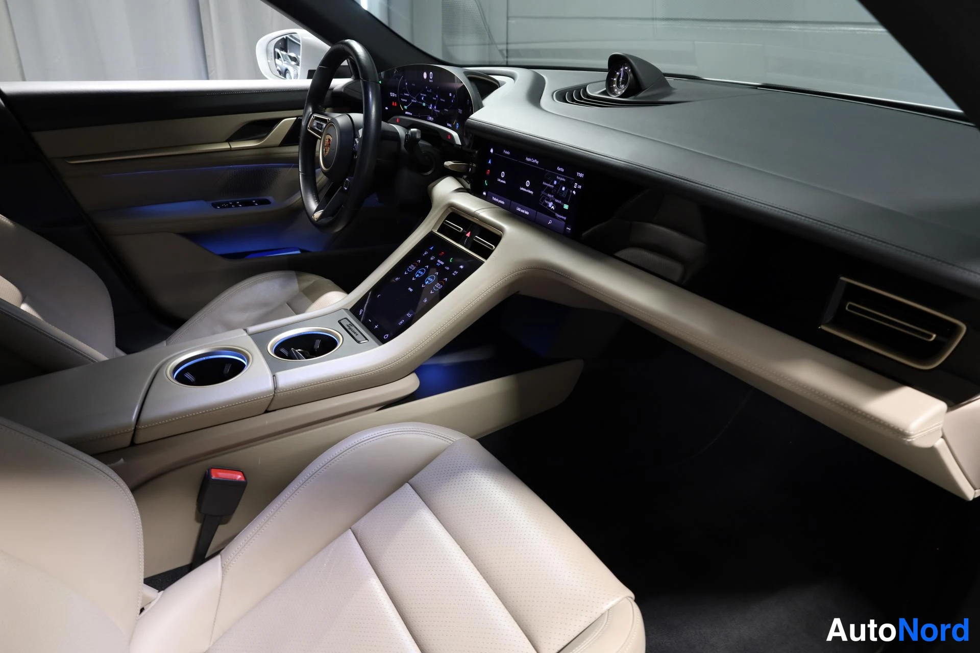 Valkoinen Porsche Taycan 2020, ohjaamo, kuva 12