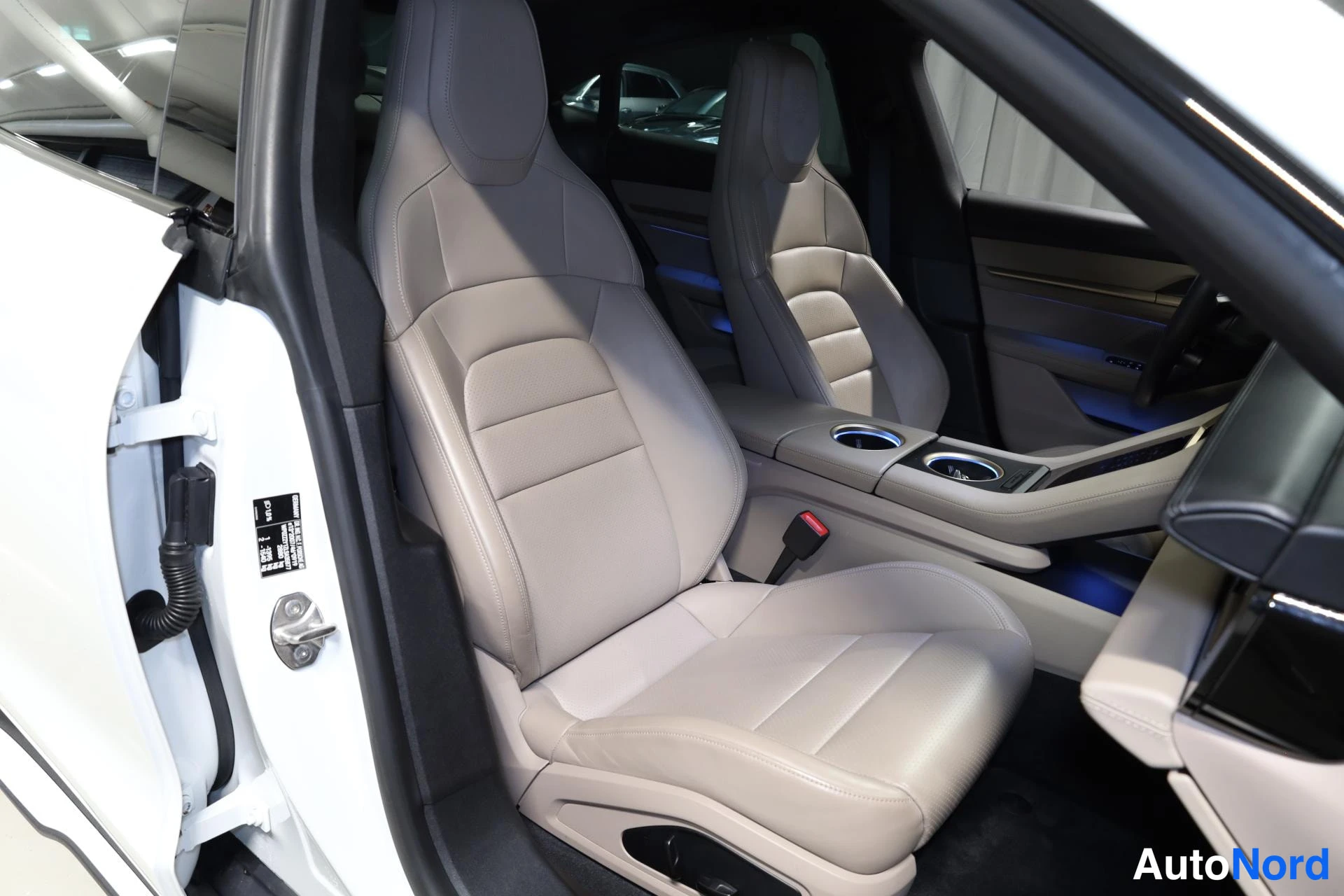 Valkoinen Porsche Taycan 2020, etuistuimet, kuva 19