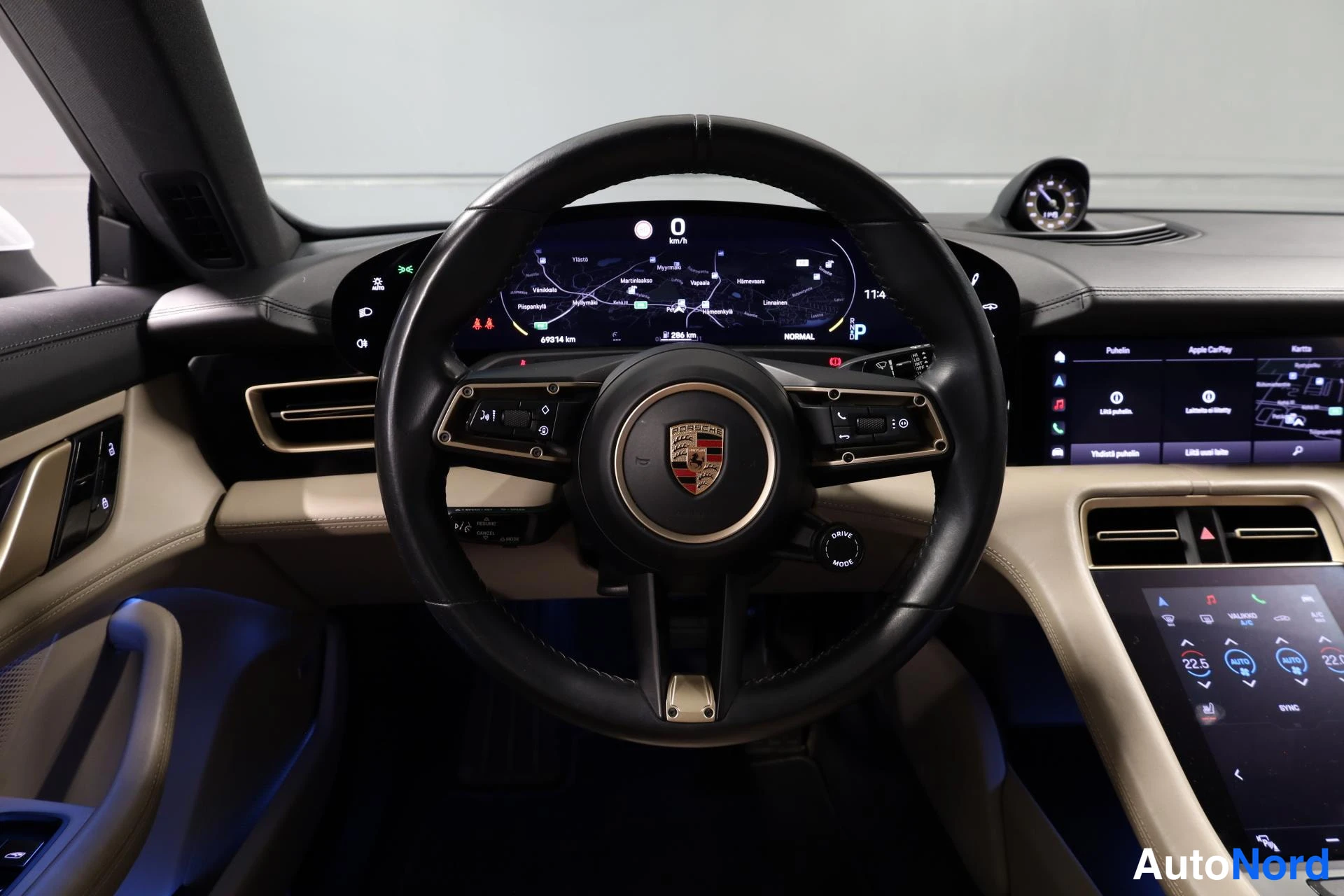 Valkoinen Porsche Taycan 2020, ohjaamo, kuva 13