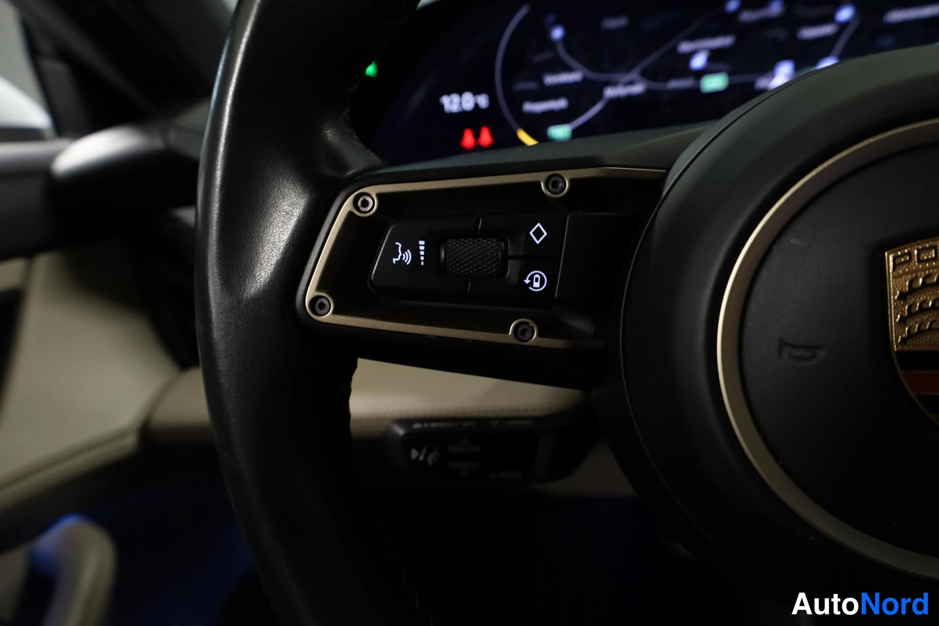 Valkoinen Porsche Taycan 2020, yksityiskohta, kuva 22