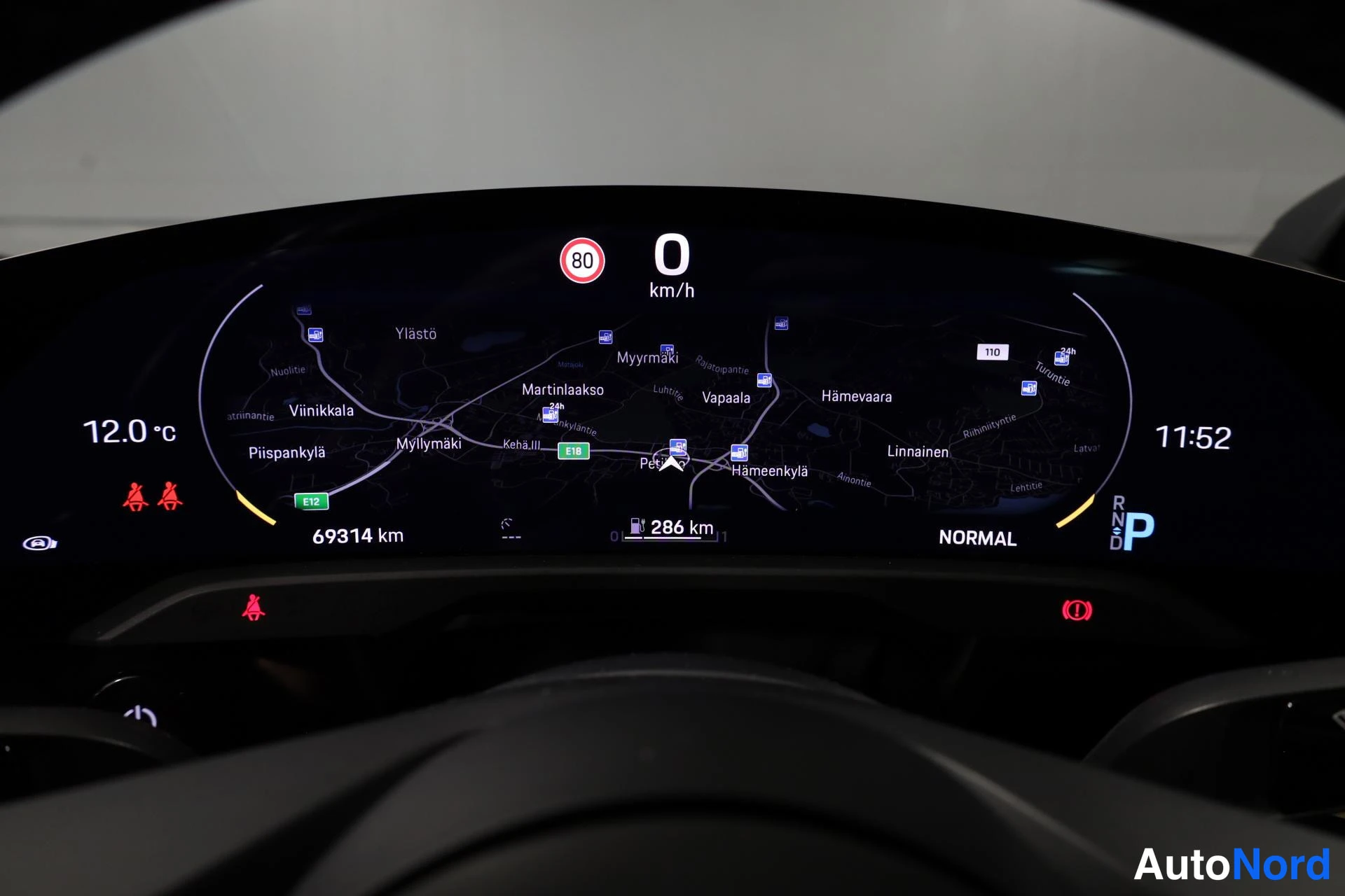 Valkoinen Porsche Taycan 2020, yksityiskohta, kuva 33