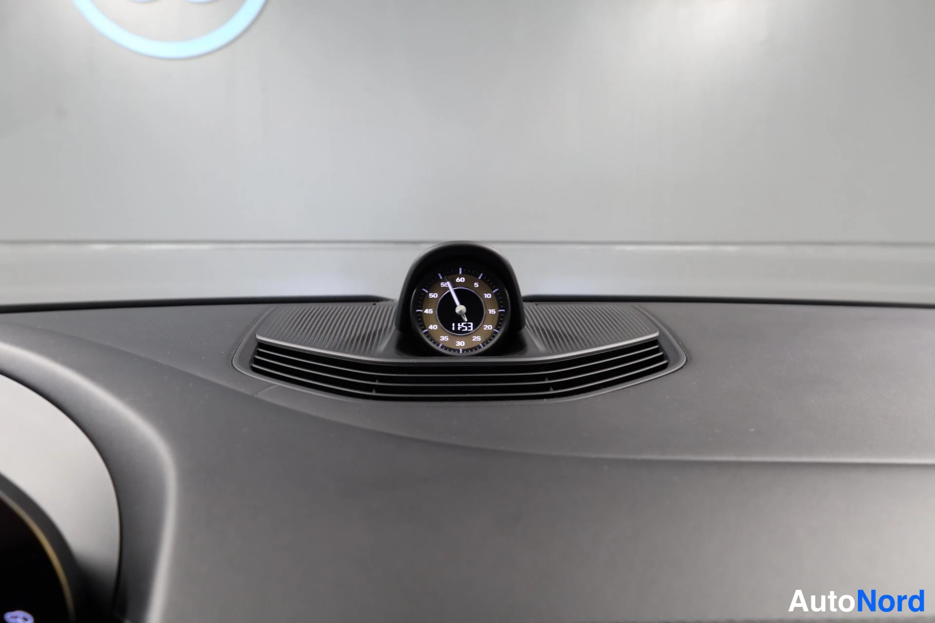 Valkoinen Porsche Taycan 2020, yksityiskohta, kuva 25