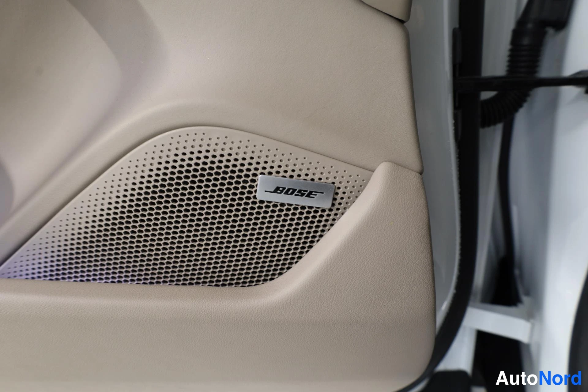Valkoinen Porsche Taycan 2020, yksityiskohta, kuva 29