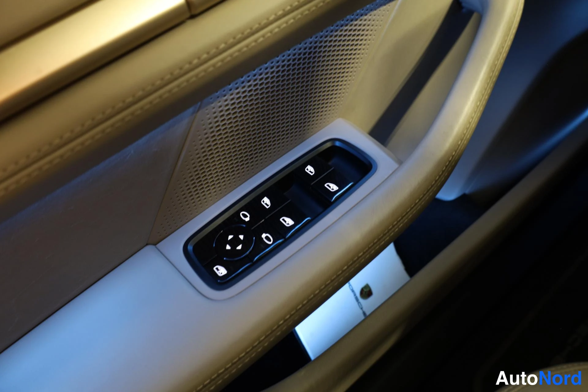 Valkoinen Porsche Taycan 2020, yksityiskohta, kuva 30