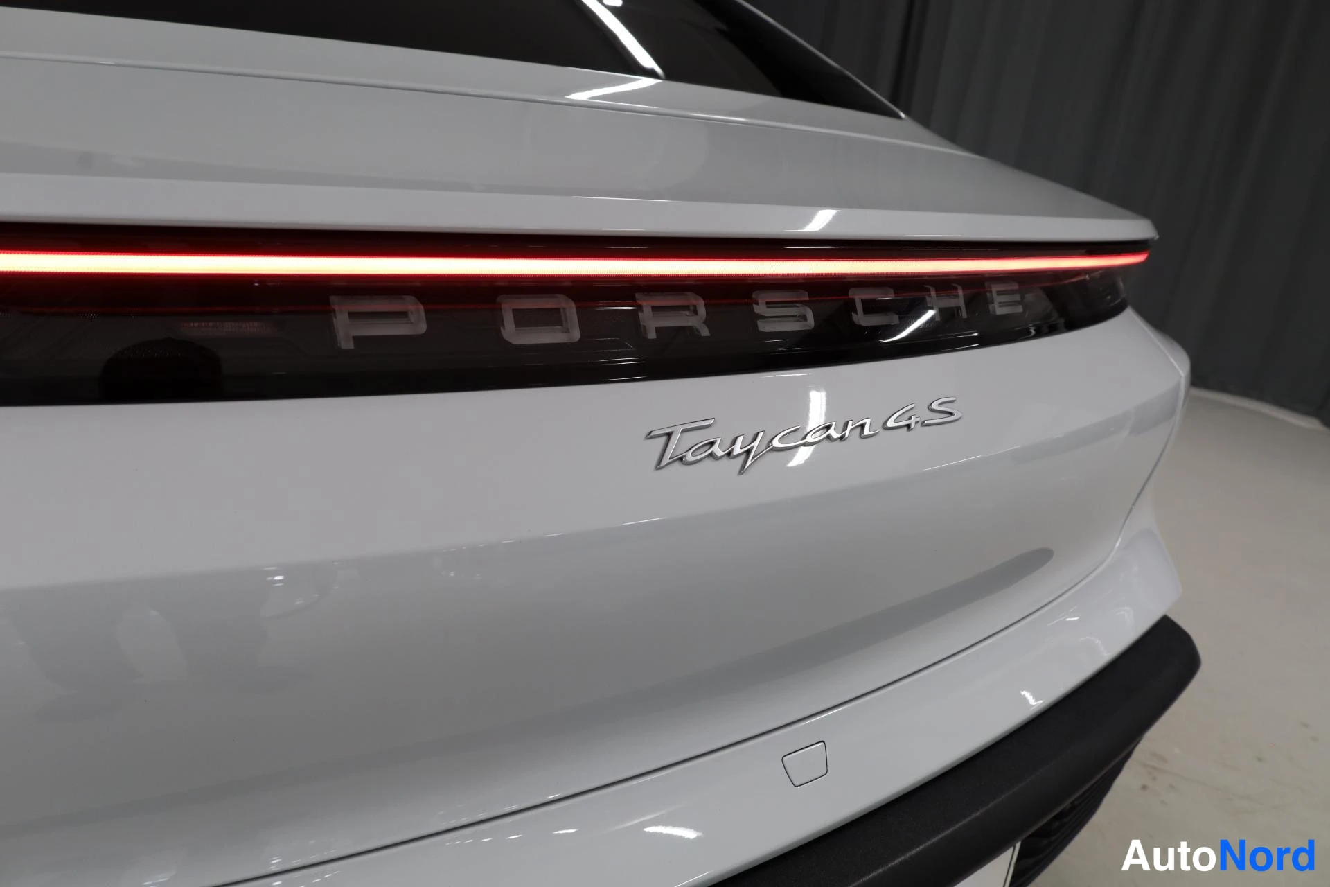 Valkoinen Porsche Taycan 2020, yksityiskohta, kuva 21