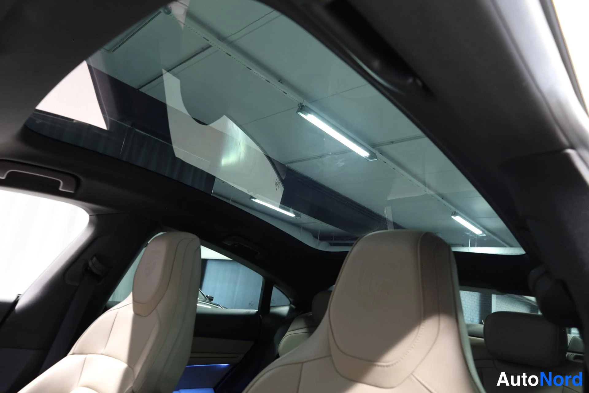 Valkoinen Porsche Taycan 2020, ohjaamo, kuva 17