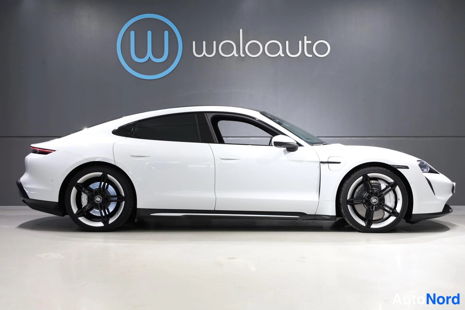 Valkoinen Porsche Taycan 2020, etuviisto, keula oikealle, kuva 4