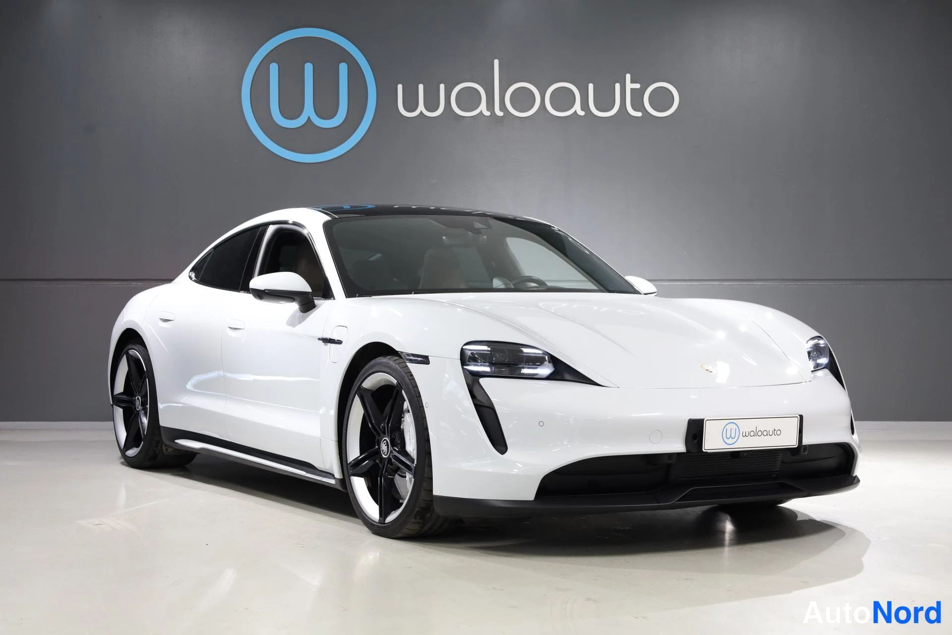 Valkoinen Porsche Taycan 2020, etuviisto, keula vasemmalle, kuva 3