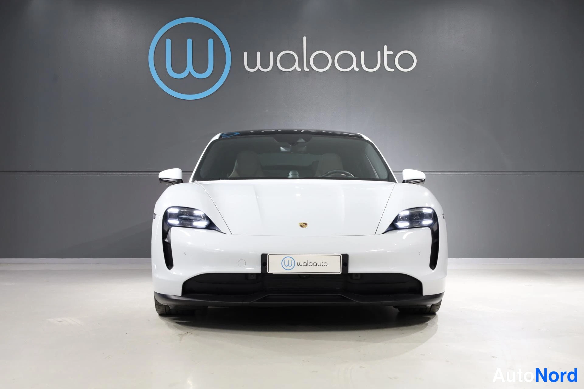 Valkoinen Porsche Taycan 2020, edestä, kuva 5