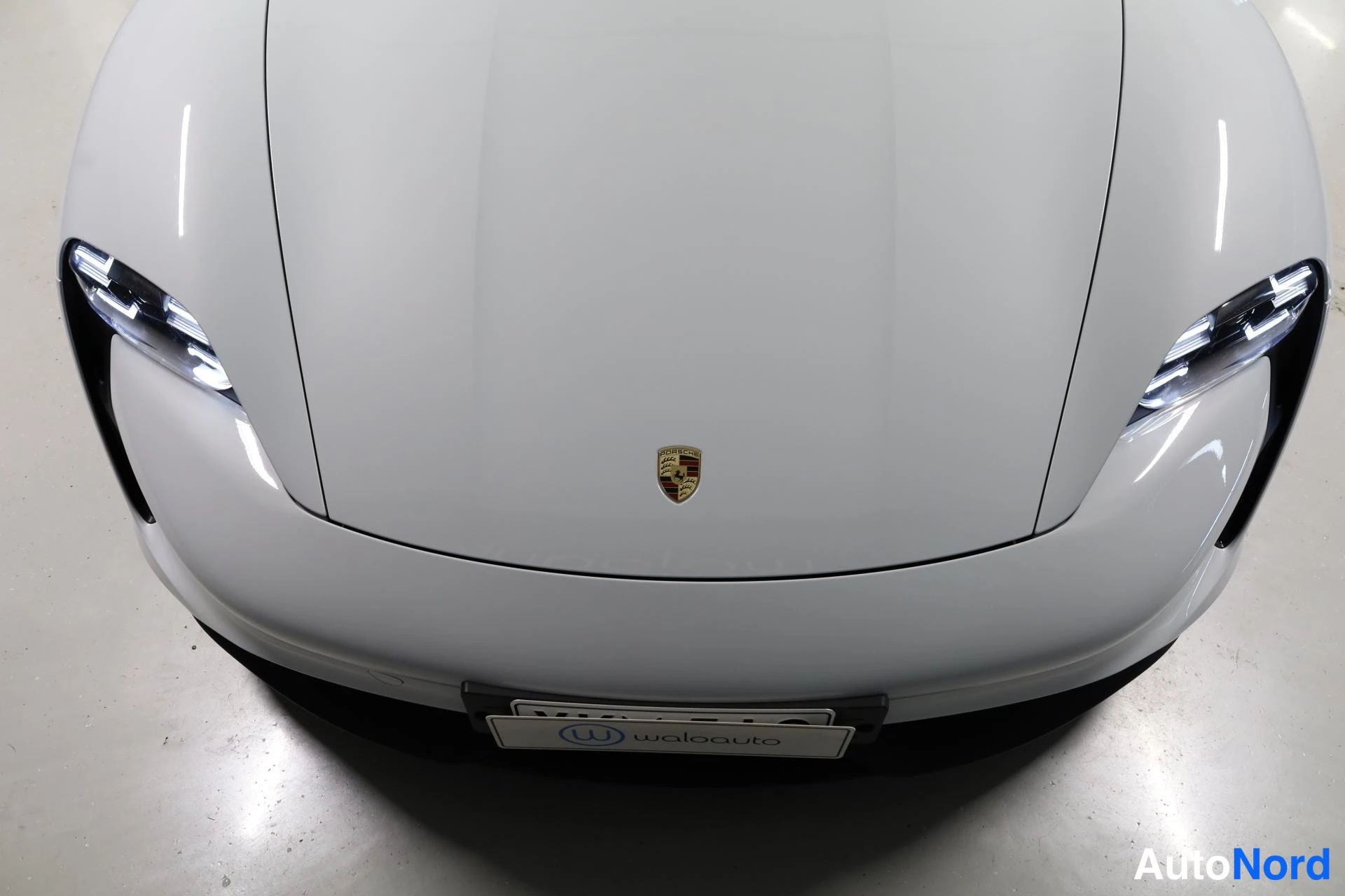 Valkoinen Porsche Taycan 2020, edestä, kuva 6