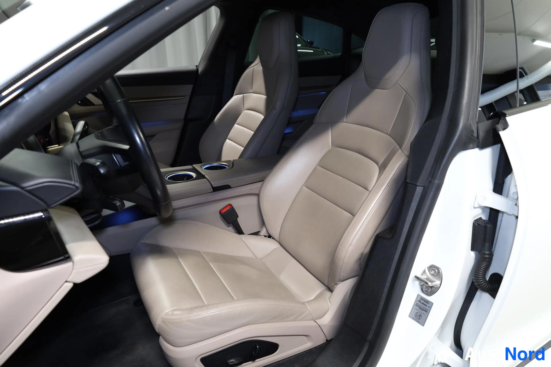 Valkoinen Porsche Taycan 2020, etuistuimet, kuva 18