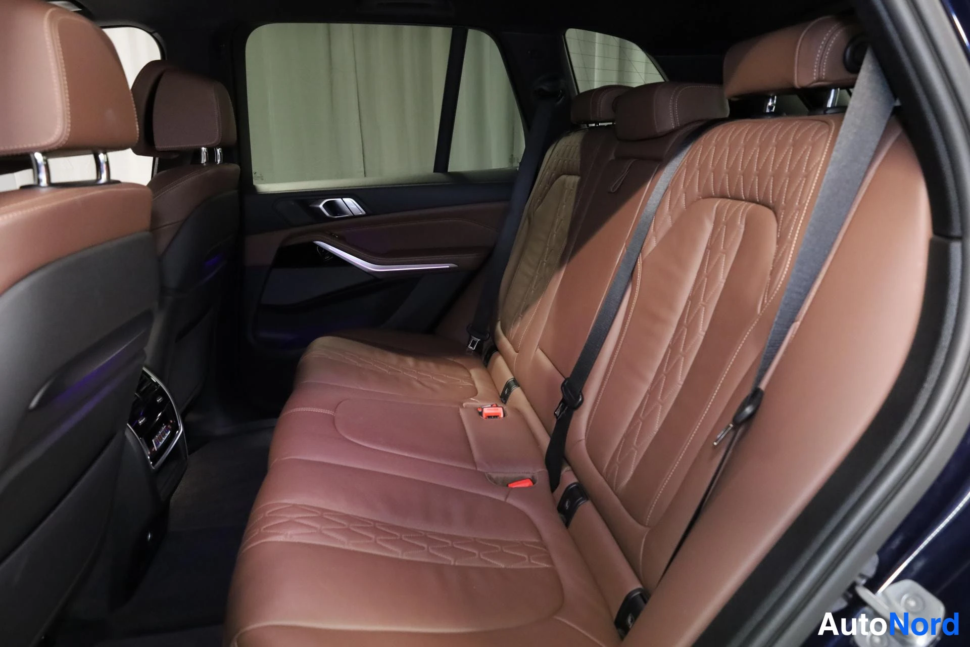 Sininen BMW X5 2020, takaistuimet, kuva 15